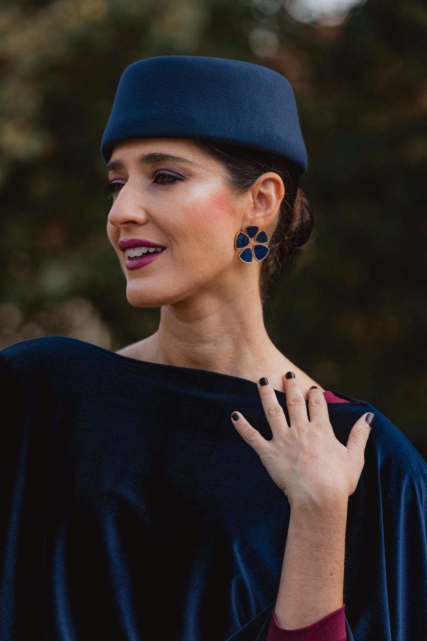 Primer plano del casquete marino para look de boda de invierno