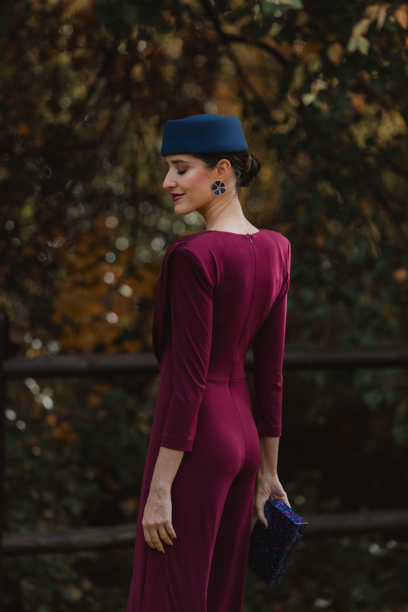 Espalda de mono burdeos para invitadas