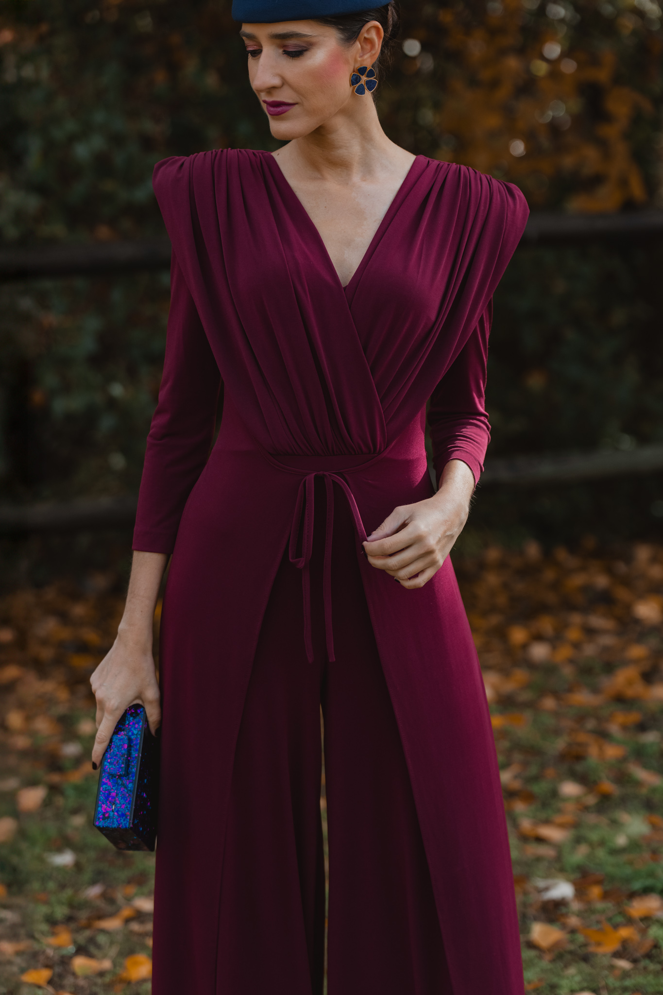 Detalle del pantalón con sobrefalda del jumpsuit Magnolia Kobus