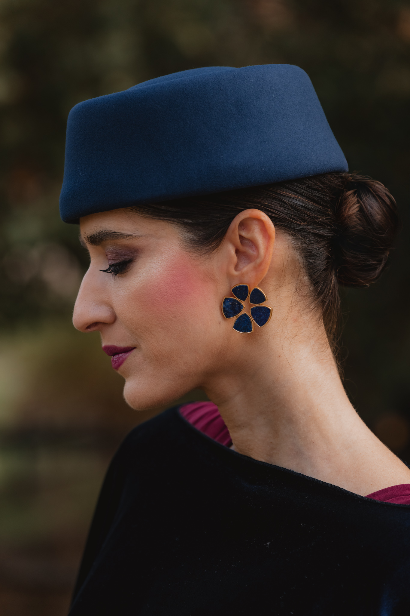 Pendientes flor azul de Acus Complementos en look de invitada