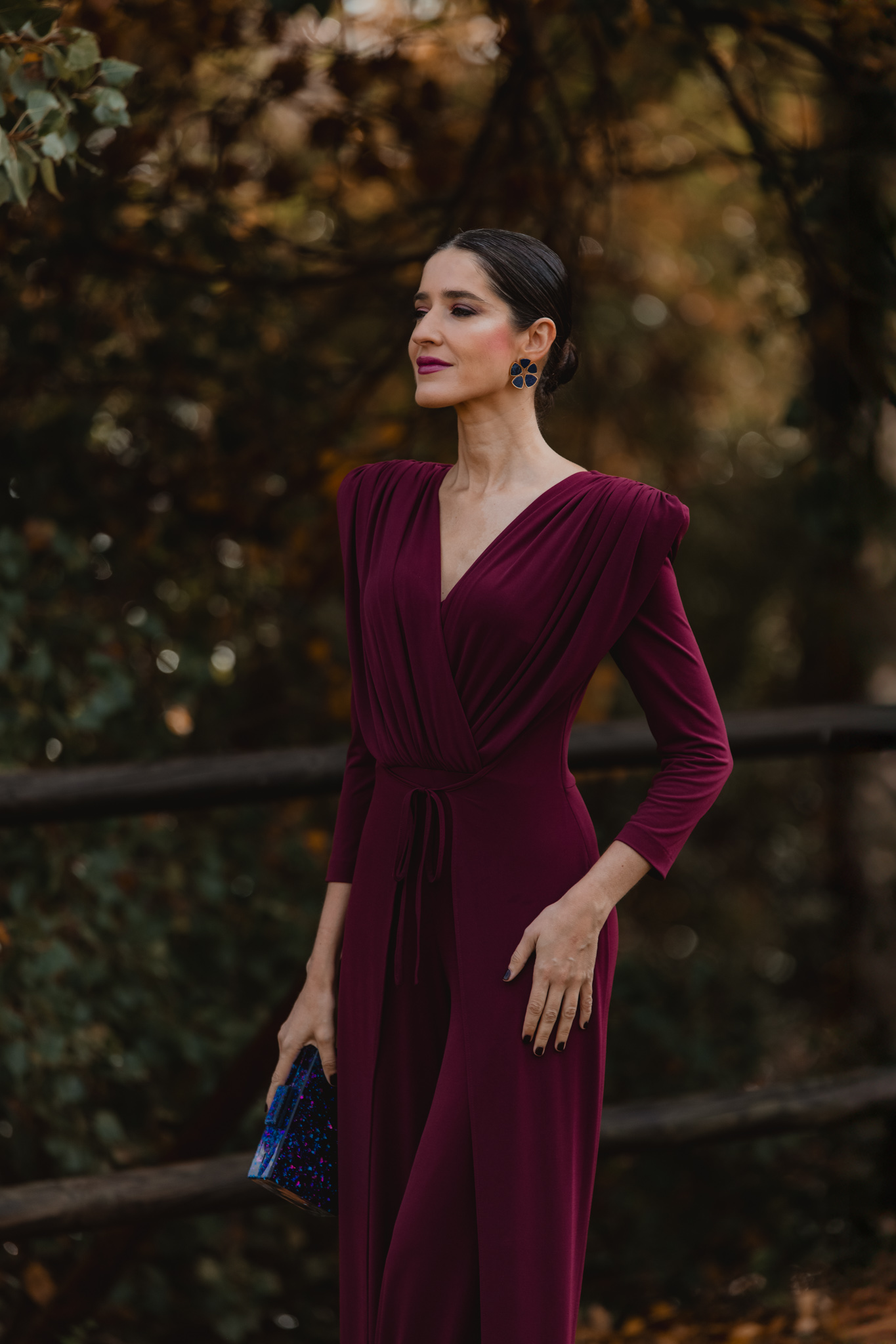 Plano medio del mono burdeos con drapeado y sobrefalda