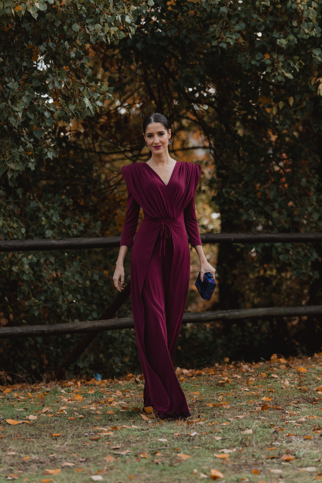 Plano completo del jumpsuit burdeos con sobrefalda lateral en exterior