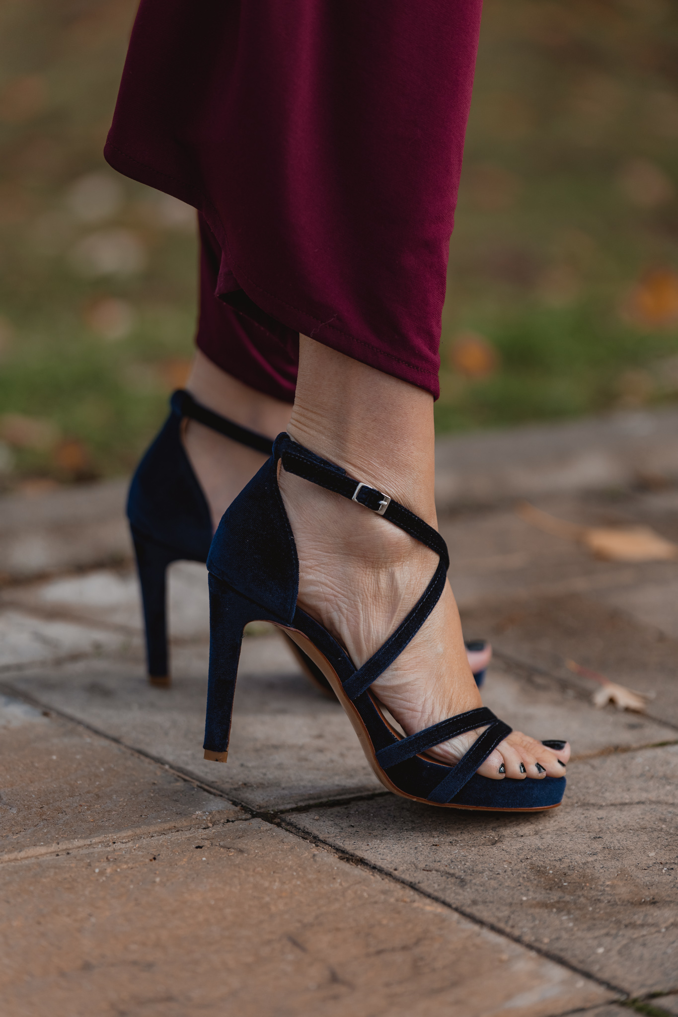 Sandalias de terciopelo azul marino de Matelier en look de invitada