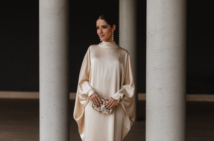 Parte delantera del vestido midi fluido en color champán con acabado brillante