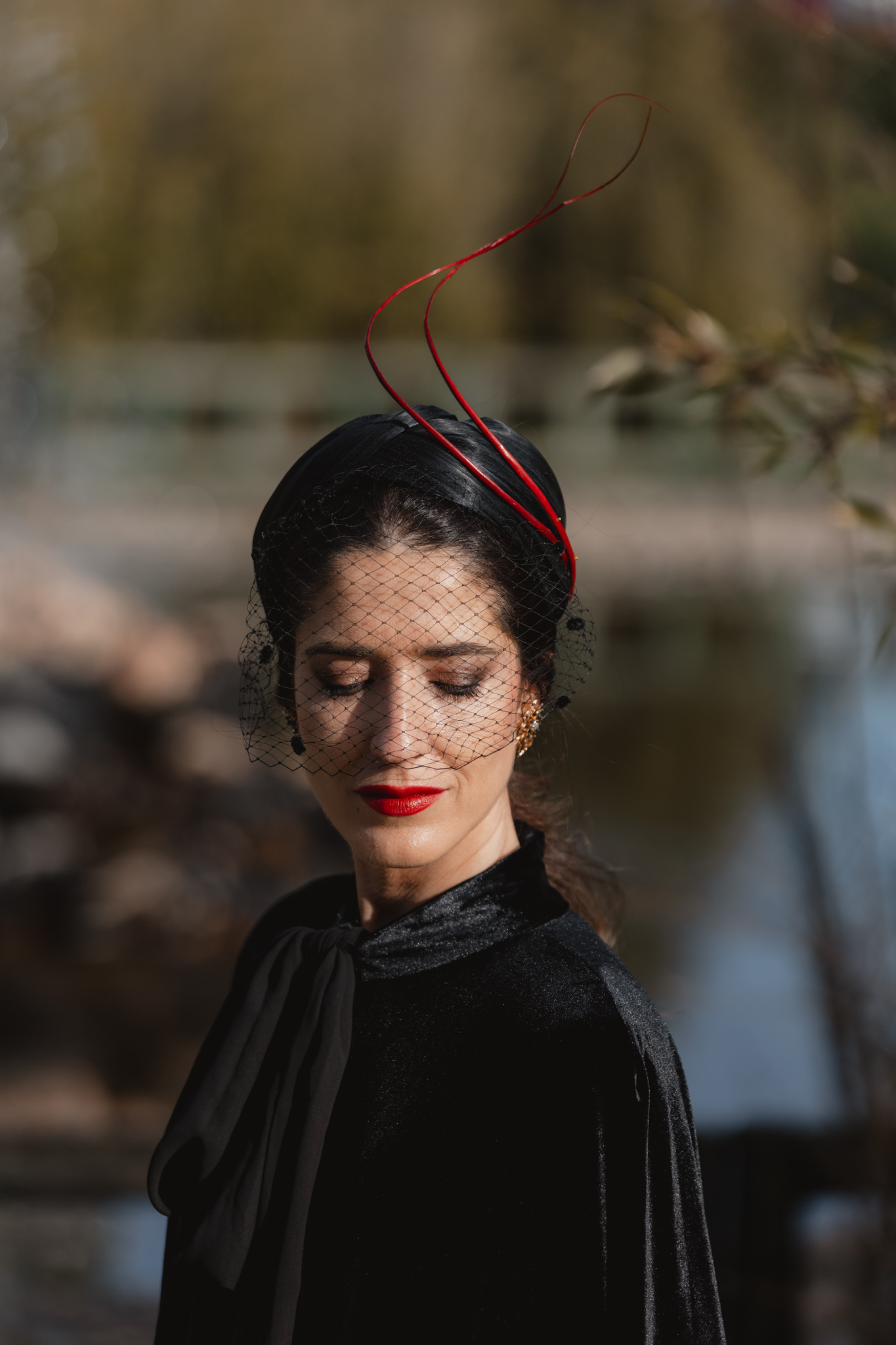 Tocado de invitada de invierno con diadema y red negra