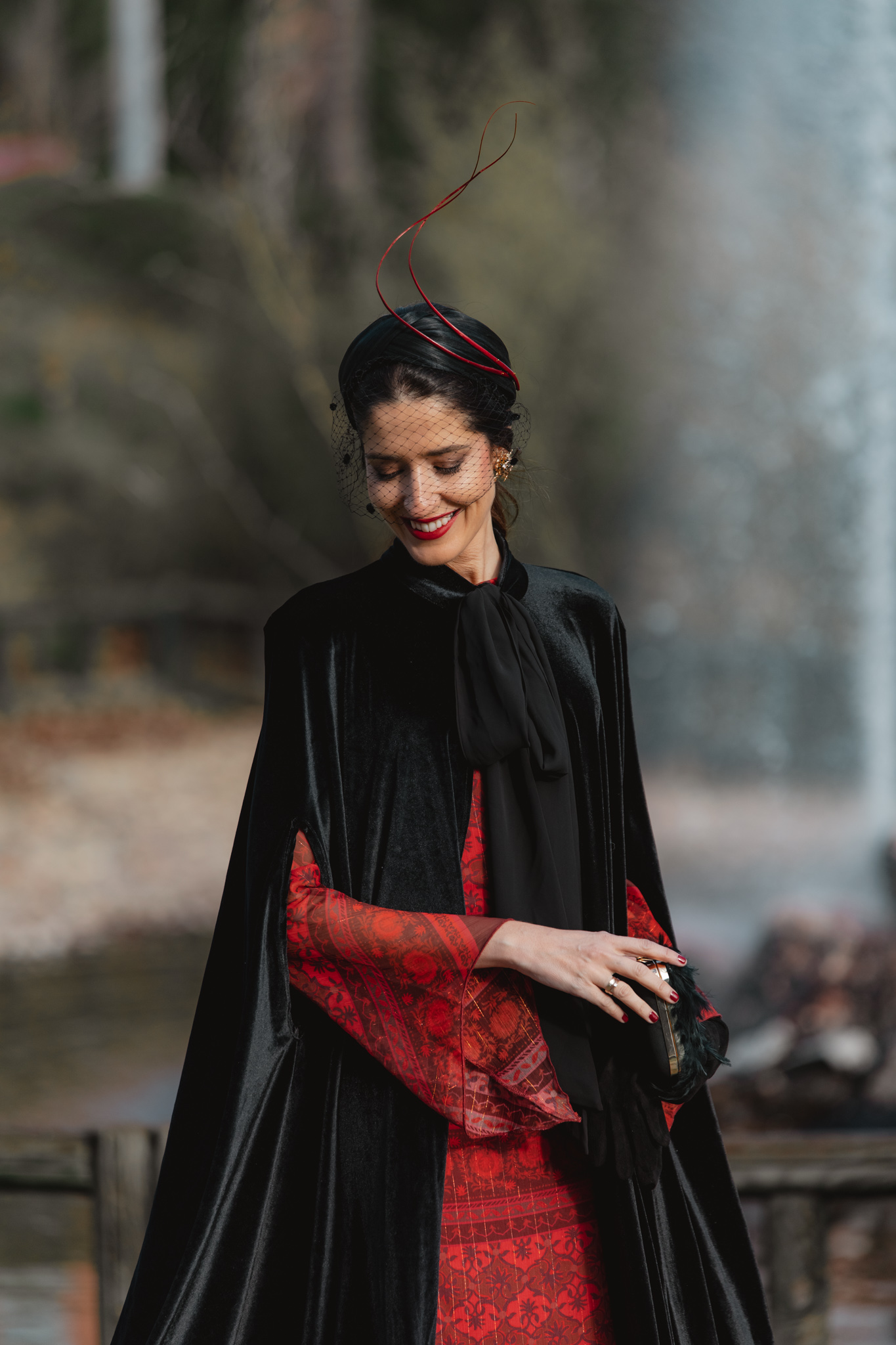 Vestido rojo de invitada de invierno combinado con accesorios negros