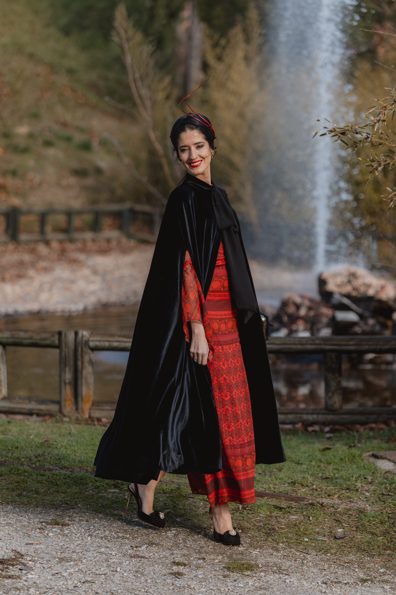 Inspiración de look de invitada para bodas de invierno con vestido rojo elegante