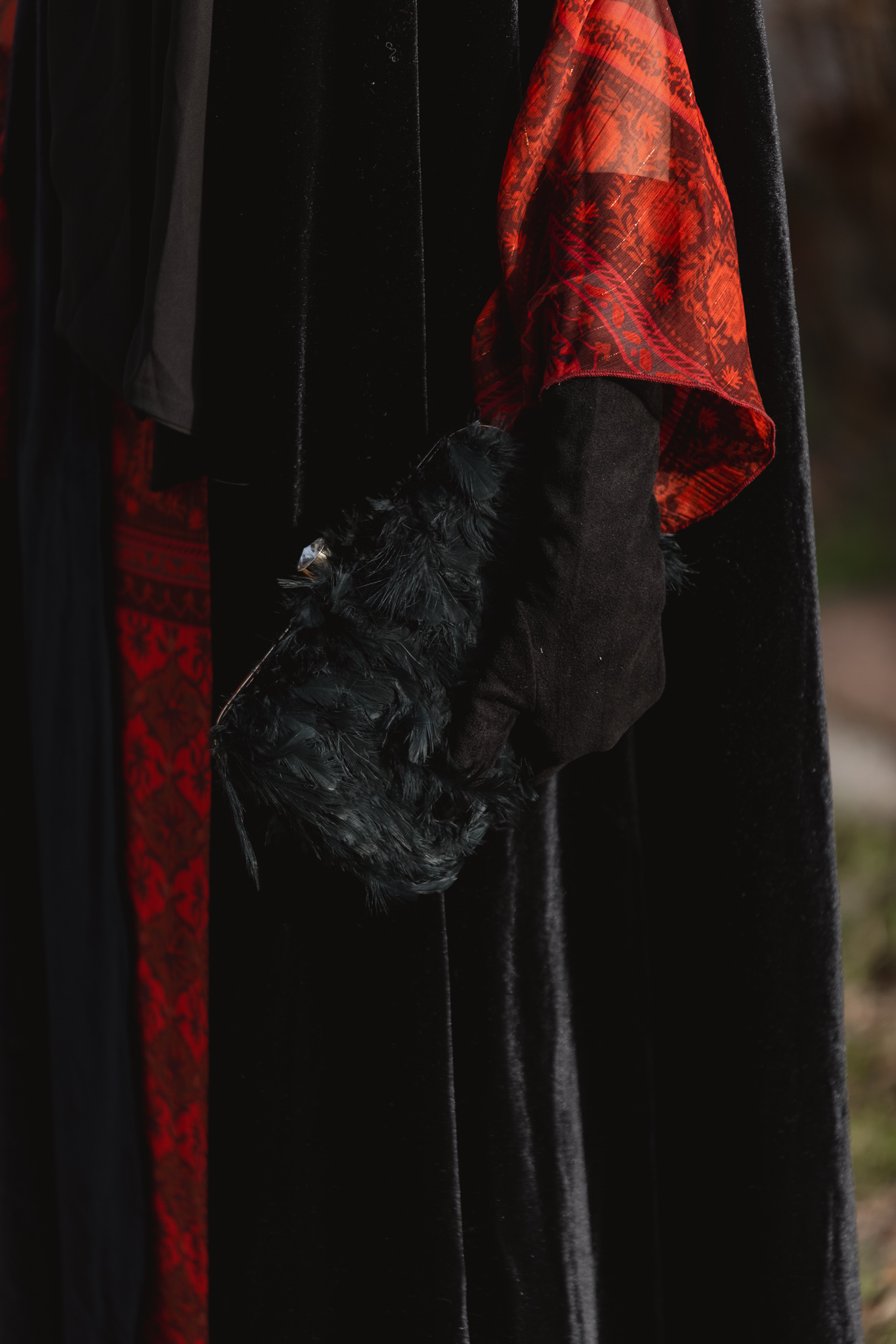 Complementos para look de invitada de invierno con vestido rojo y bolso de plumas