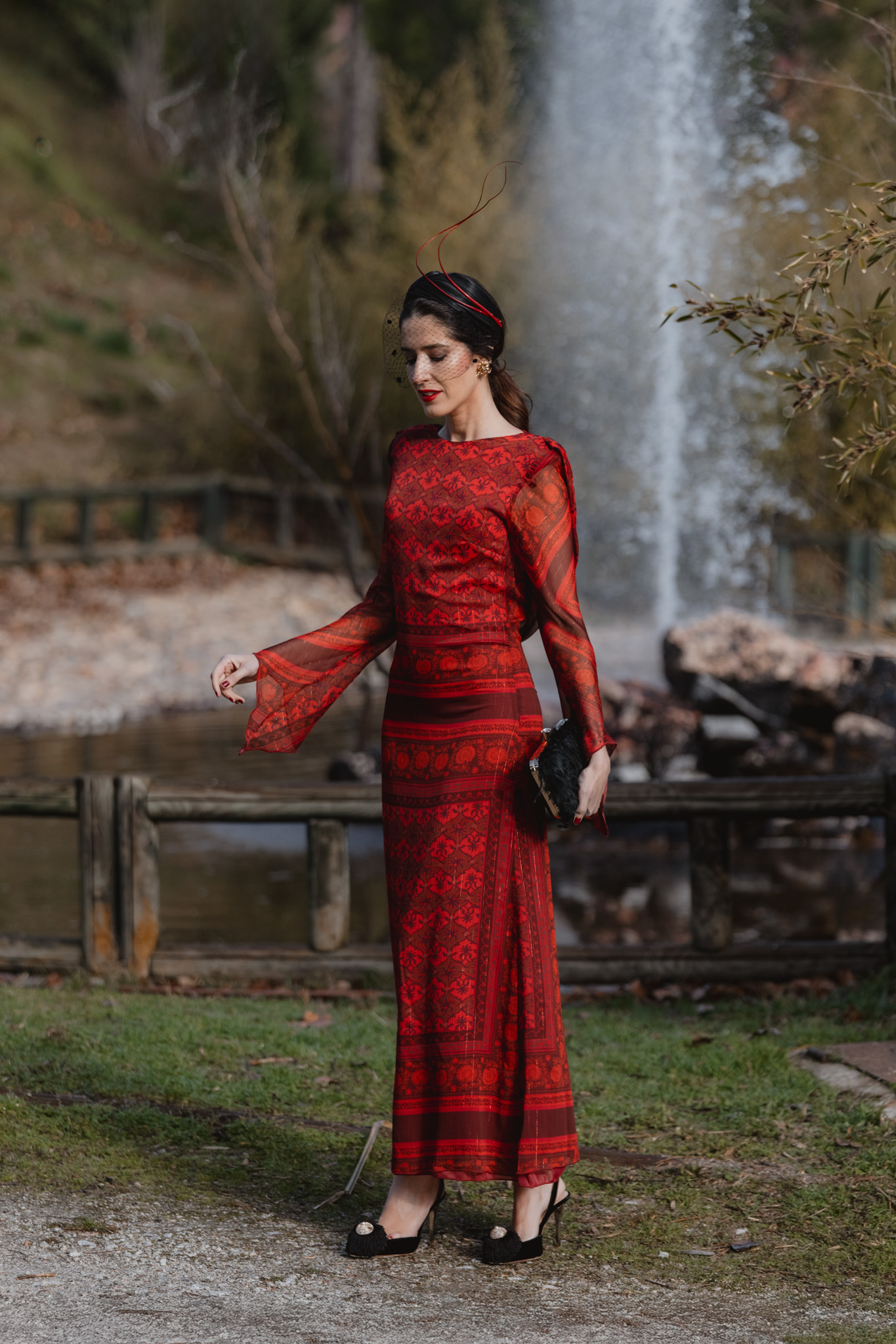 Invitada boda invierno con vestido rojo estampado y complementos negros