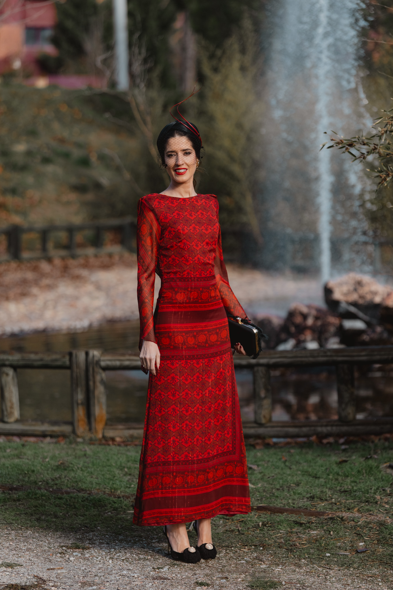 Vestido rojo de invitada para boda de invierno con estampado en tonos granates