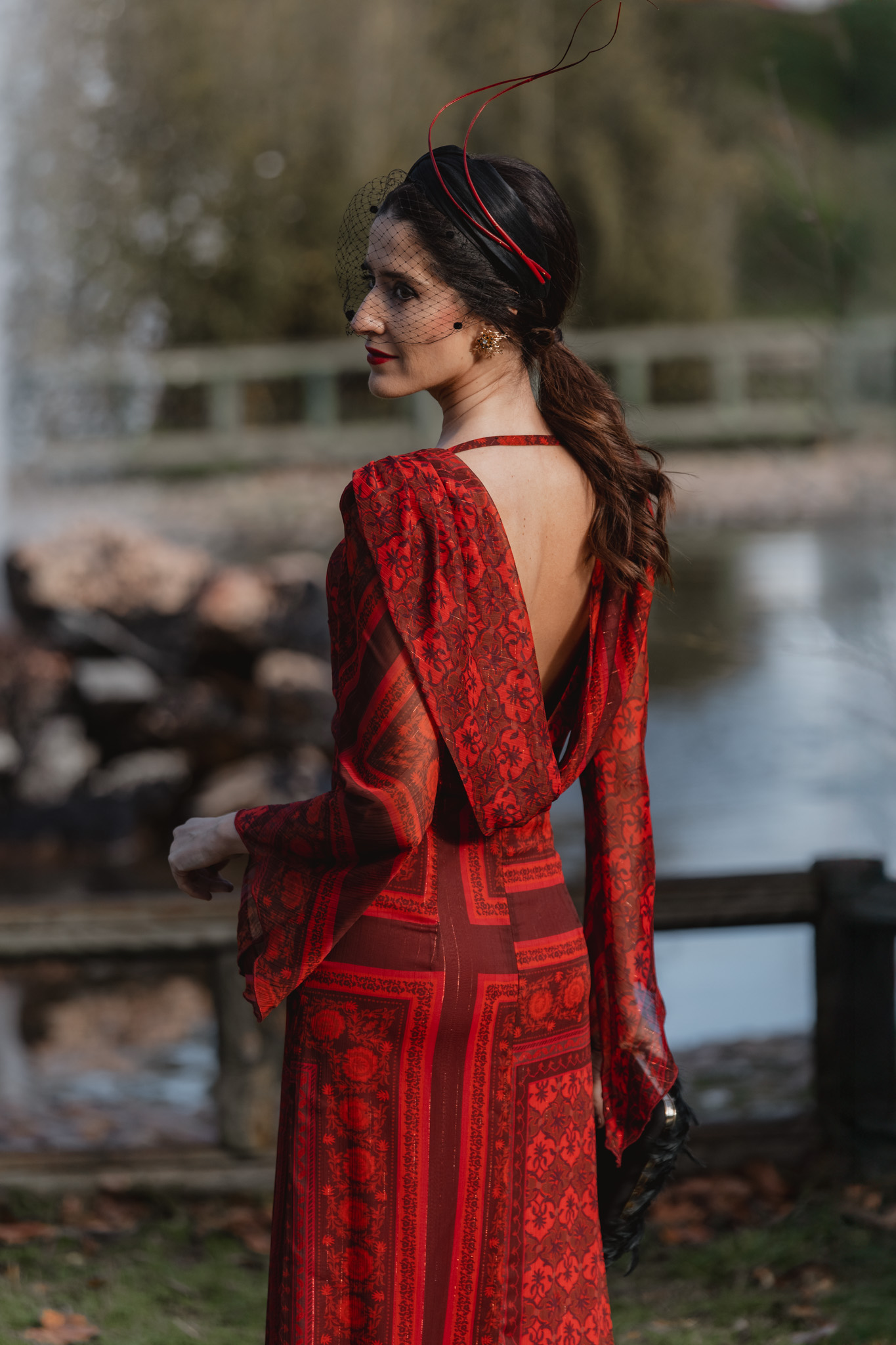 Espalda de vestido rojo de invitada con mangas boho