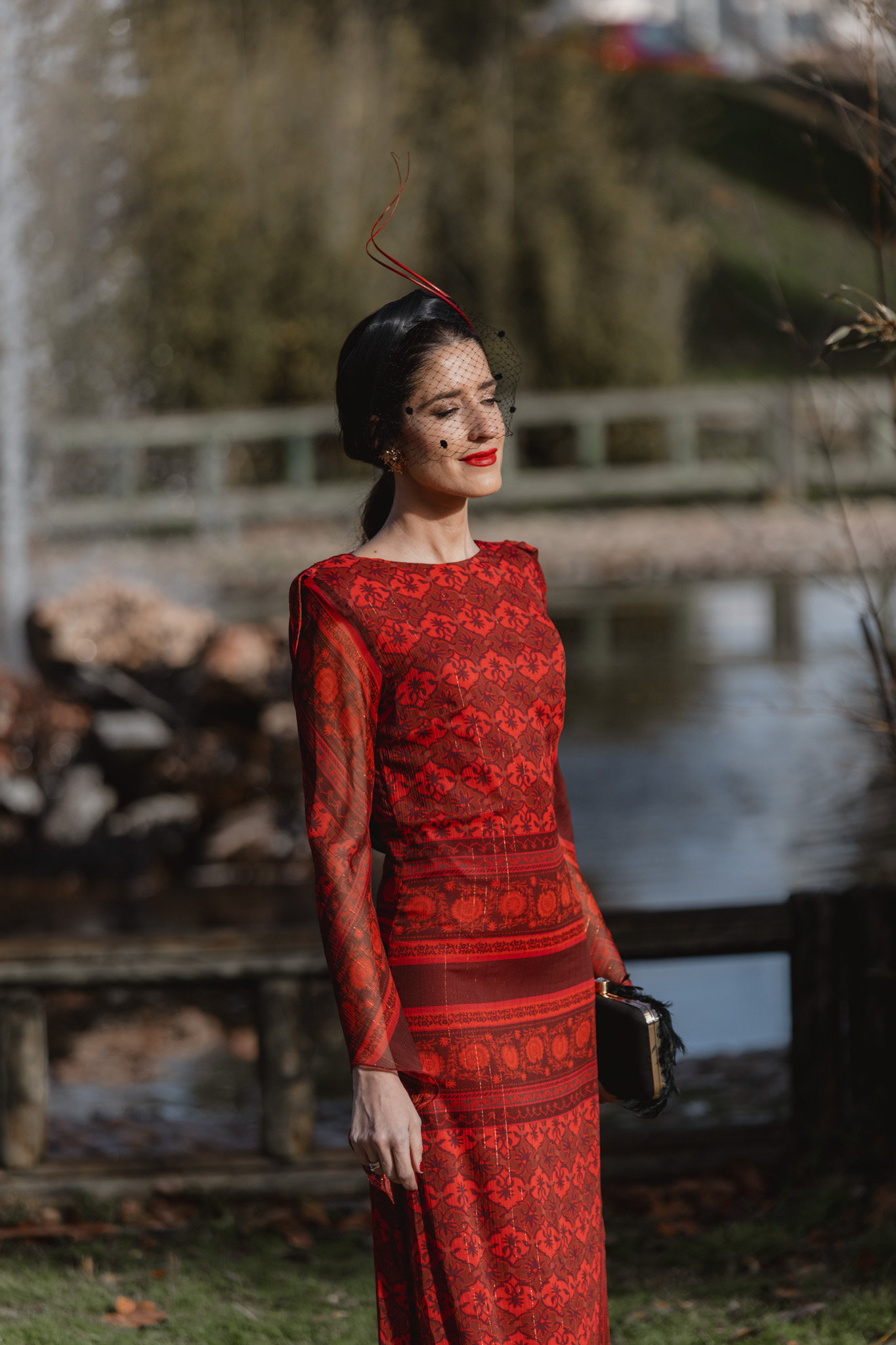 Look elegante de invitada para bodas de invierno con vestido rojo