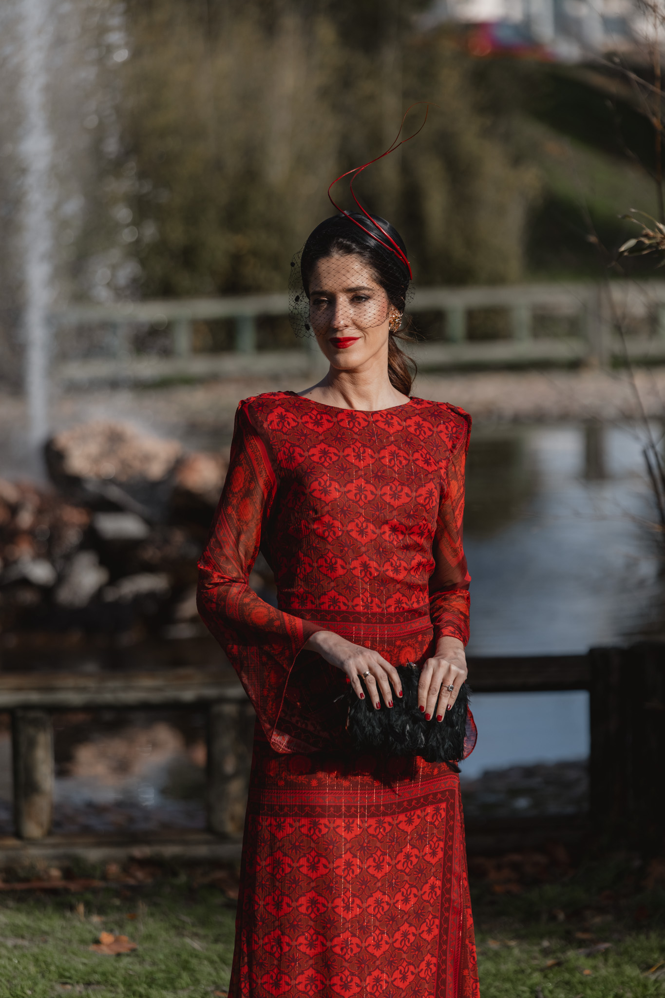 Inspiración de look de invitada para bodas de invierno con vestido rojo elegante
