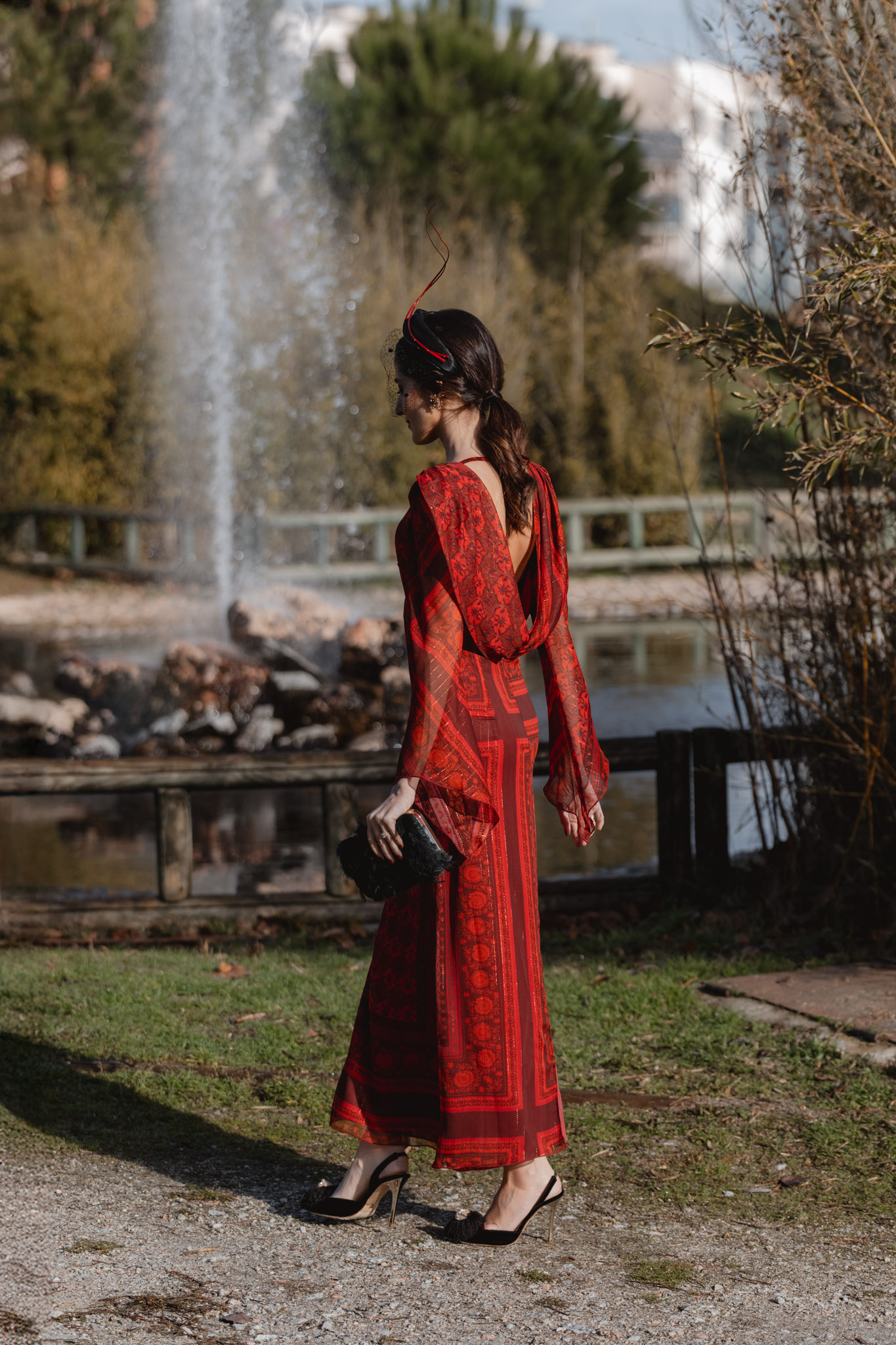 Vestido rojo de invitada boda invierno con mangas fluidas y falda maxi midi