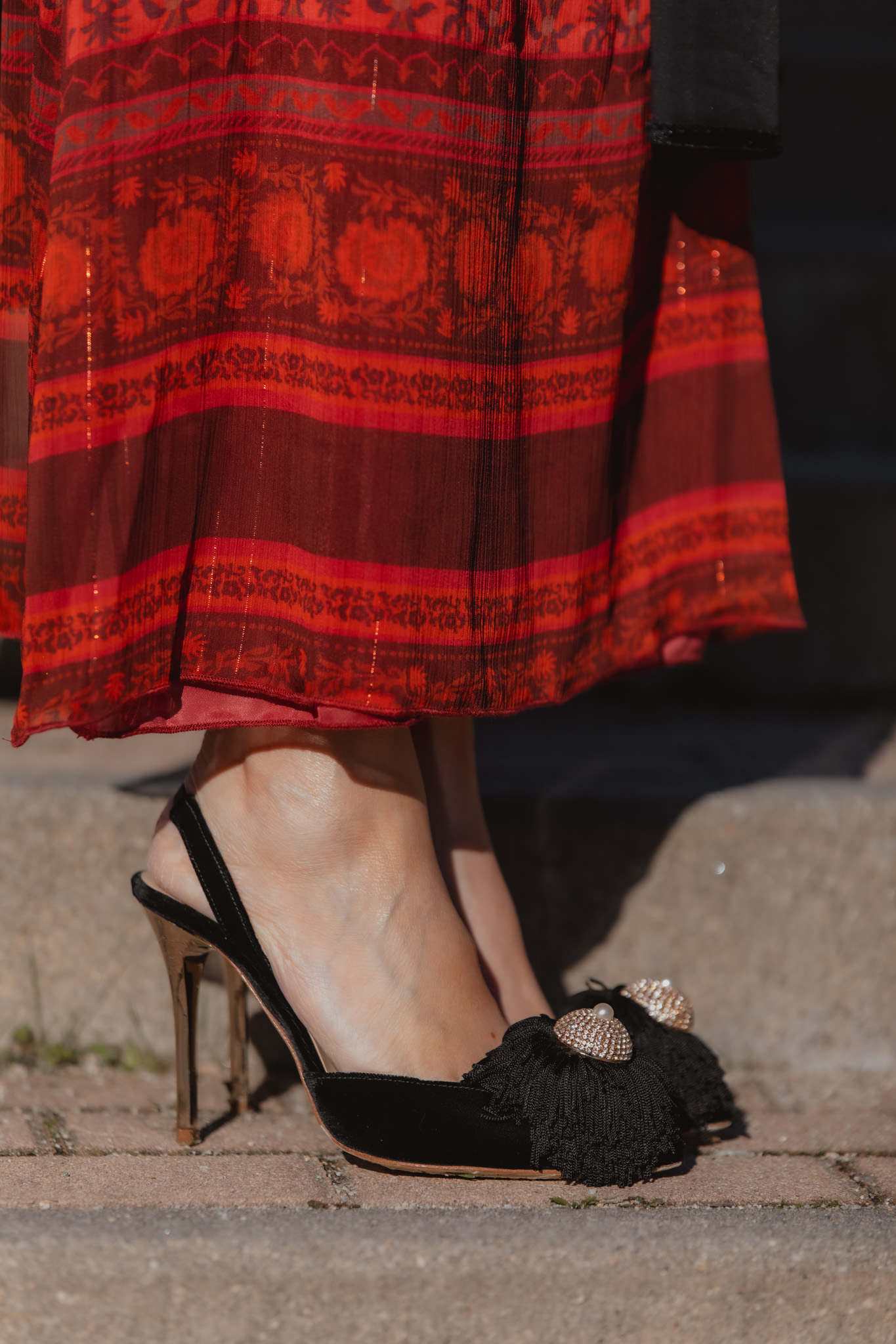 Detalle de los zapatos joya para look de invitada boda invierno