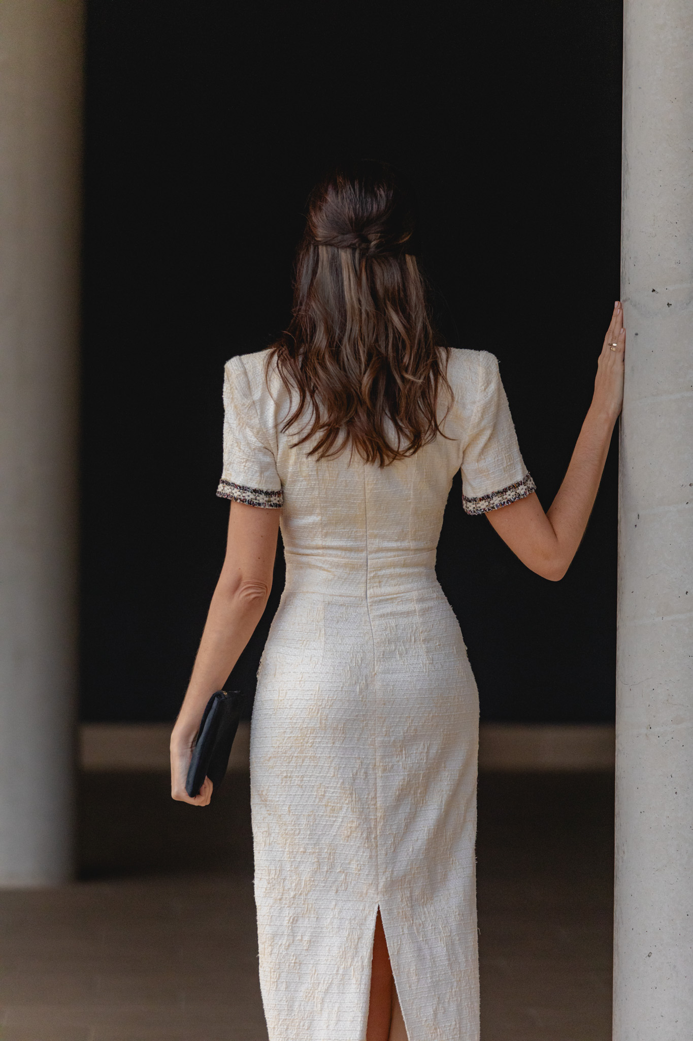 Semirecogido con ondas suaves acompañado de vestido pastel.