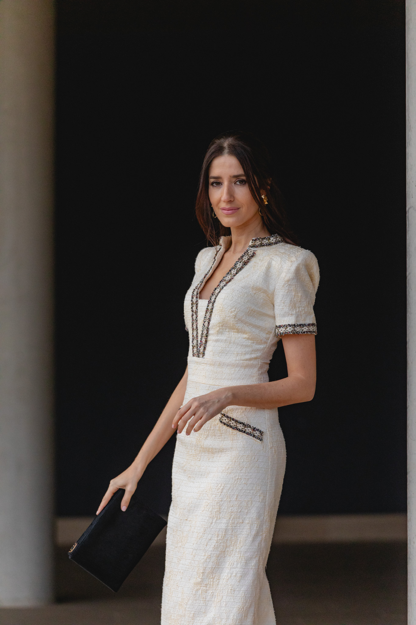 Vestido brocado vainilla con cuello tipo Letizia en plano medio.