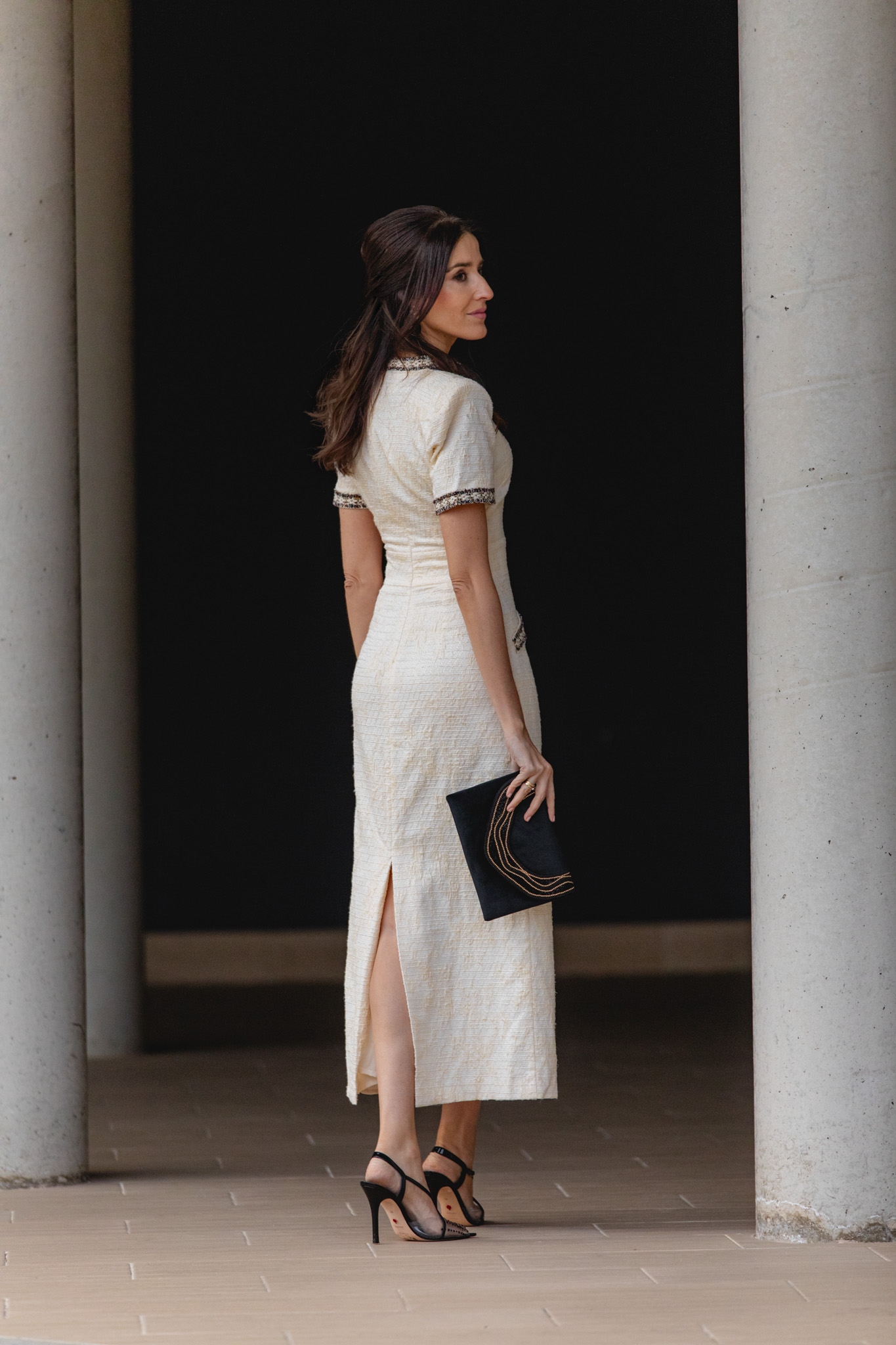 Vestido vainilla con abertura trasera y detalle multicolor en mangas.