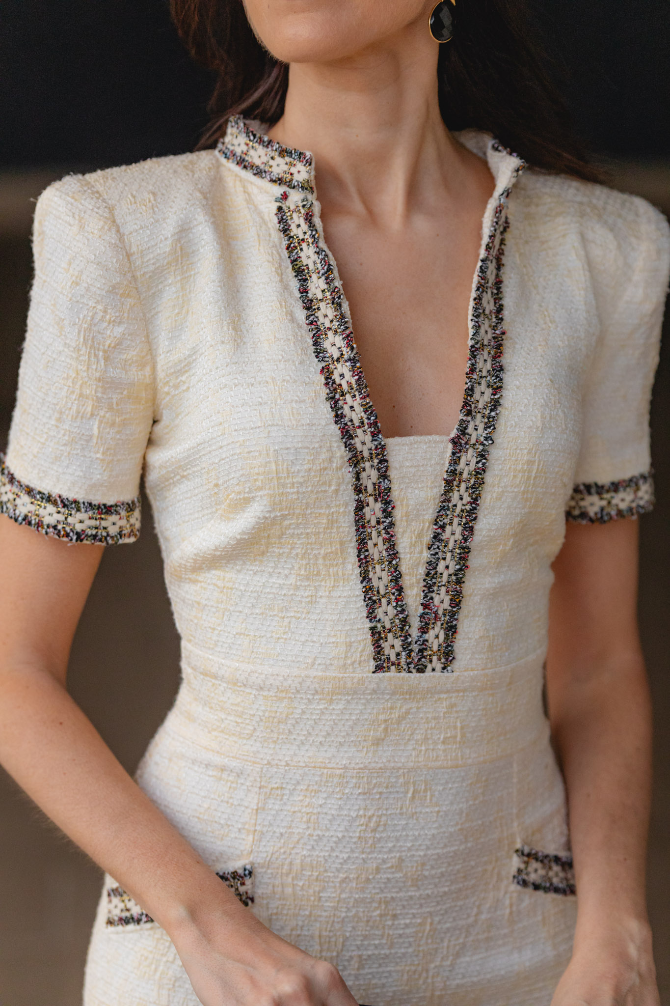 Detalle del escote con cuello tipo Letizia y ribete multicolor.