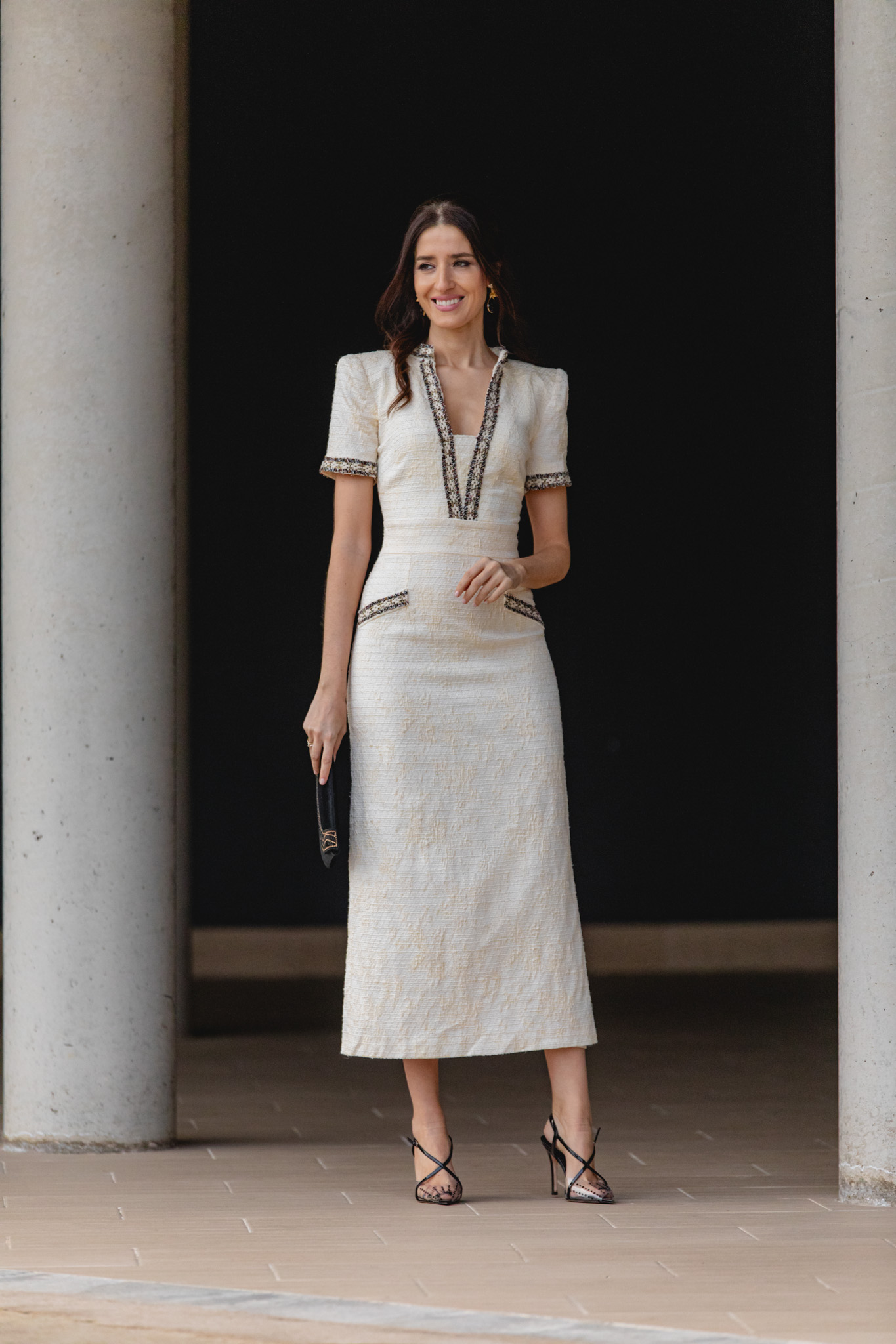 Plano largo del vestido brocado con accesorios negros.