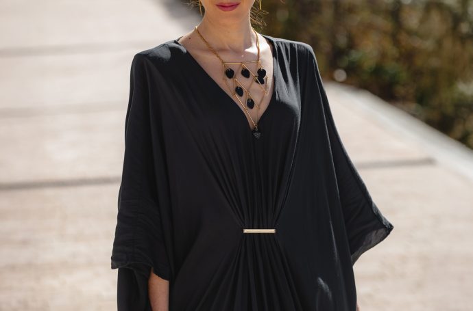 detalle collar y drapeado de vestido invitada