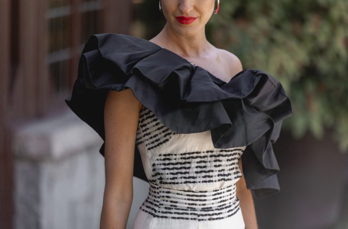 Top de volante negro para invitada