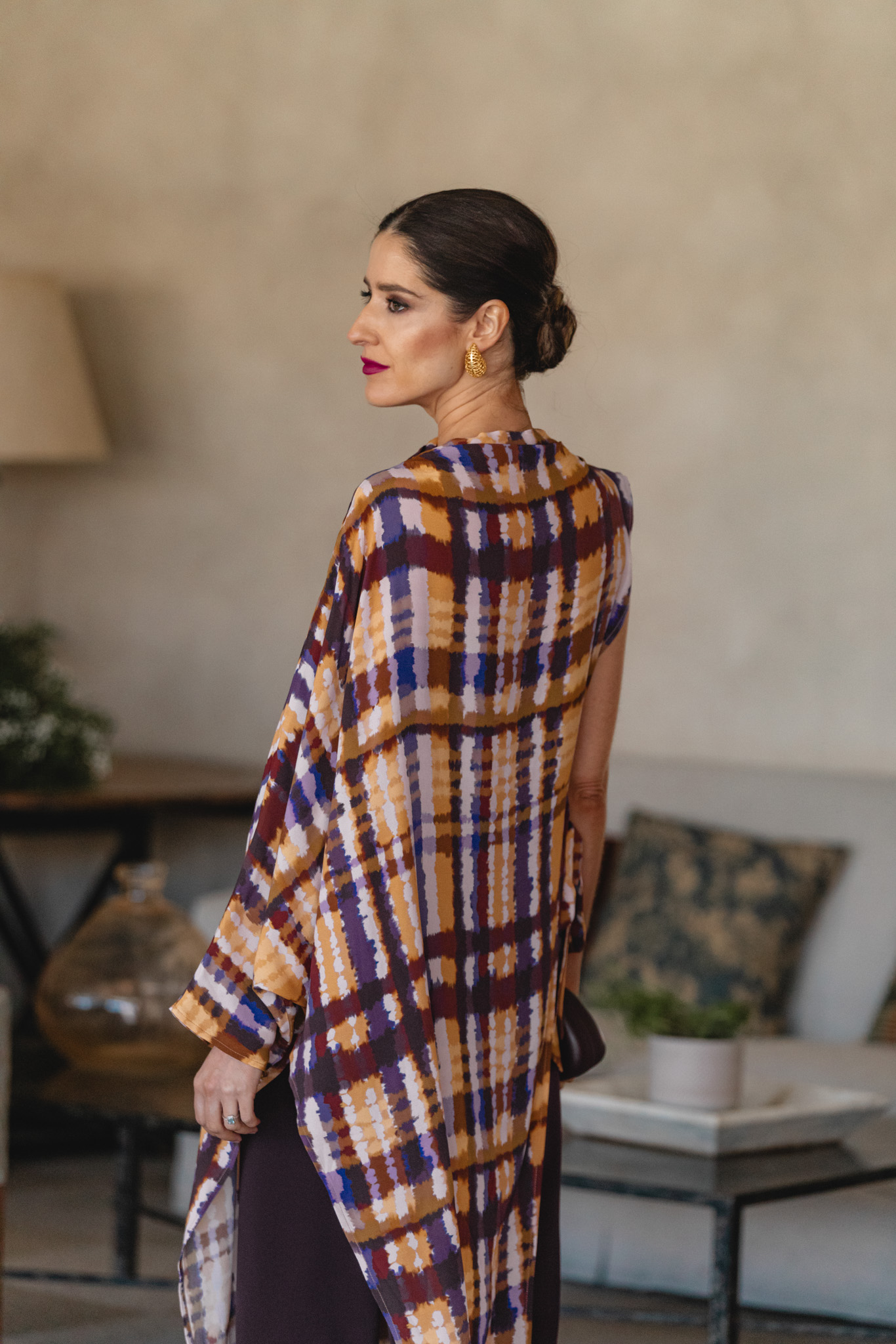 - Look de invitada con túnica estampada y bolso burdeos