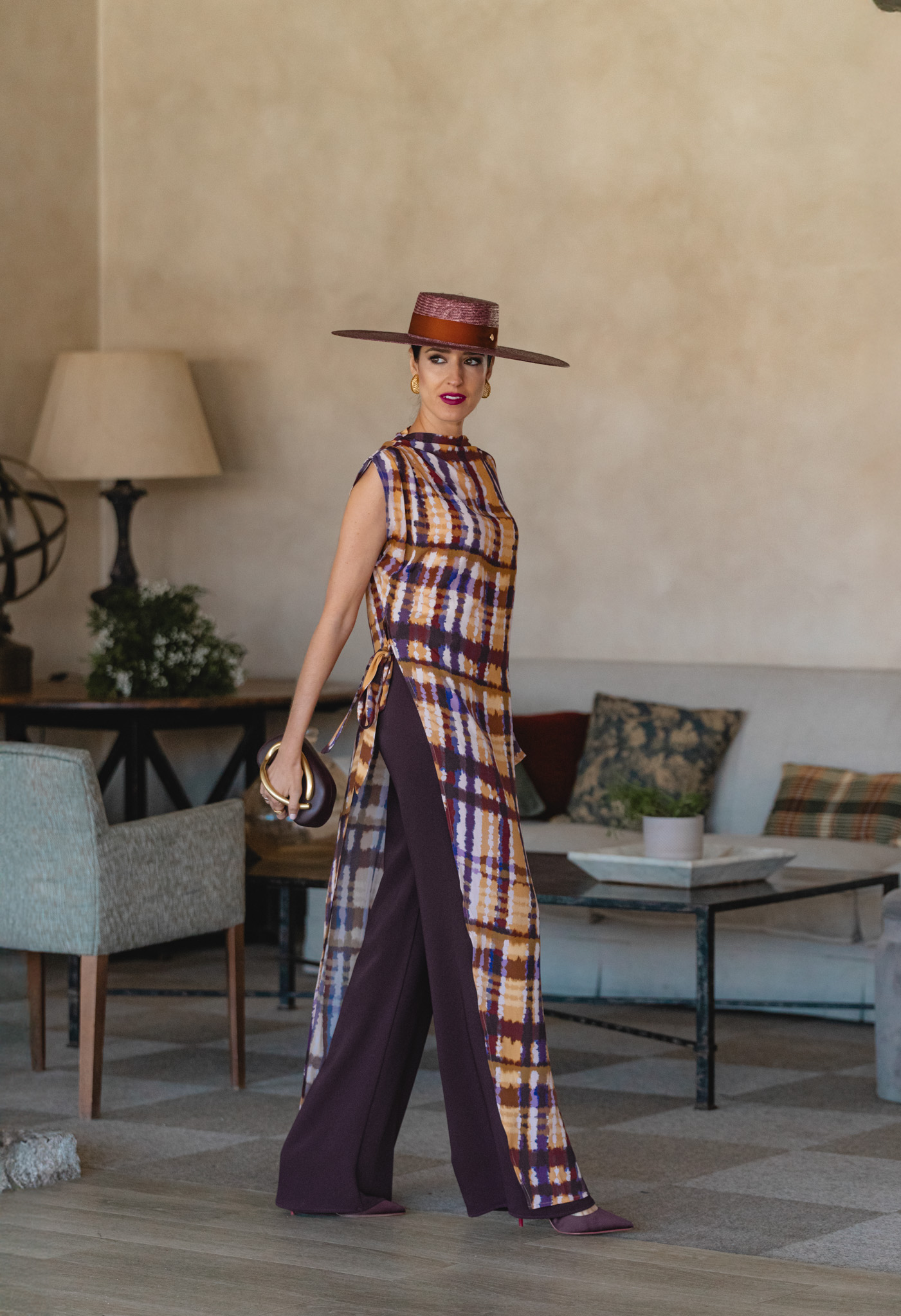 Conjunto estampado de Vogana con pantalón morado y pendientes dorados