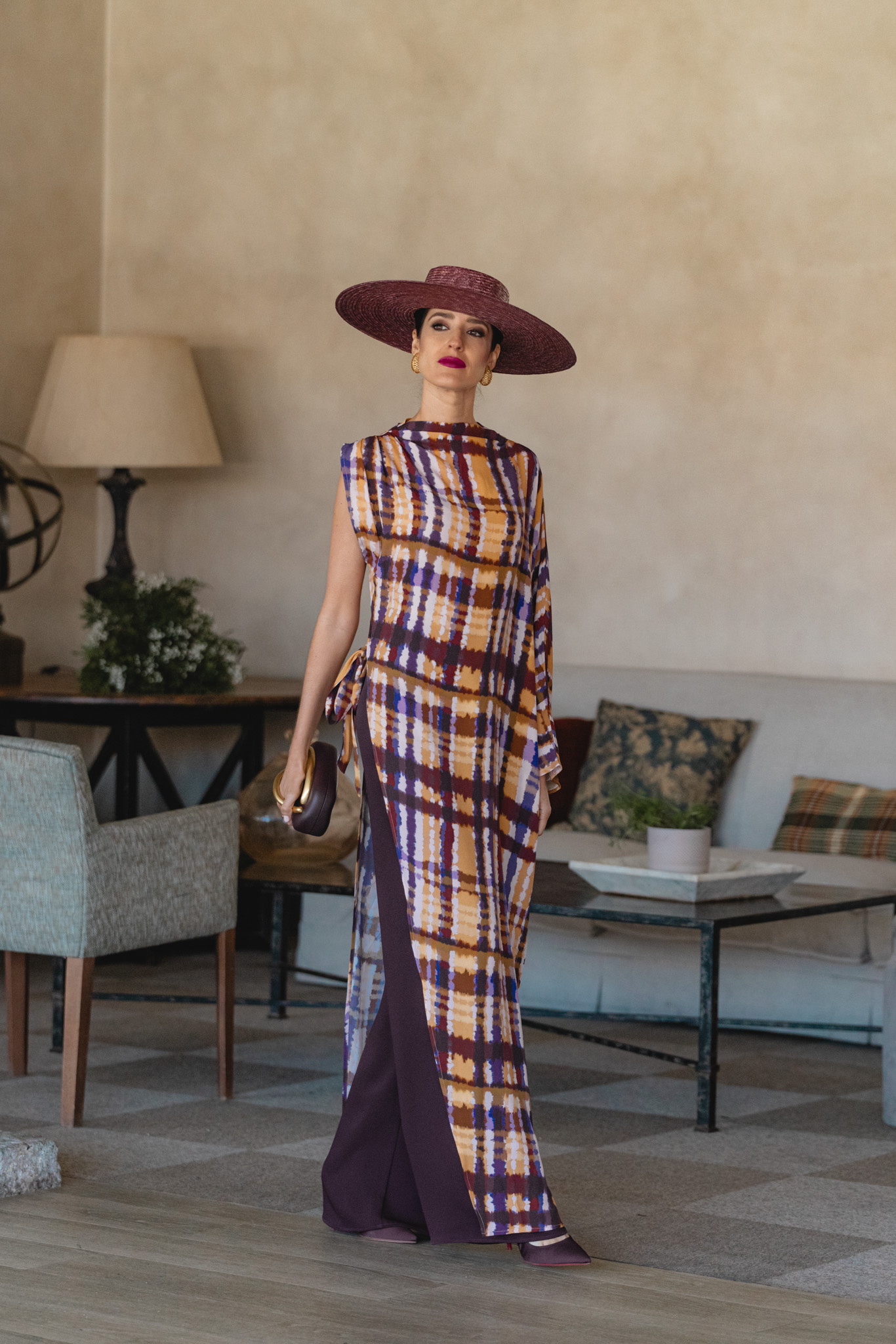 Túnica estampada con pamela malva y pantalón berenjena