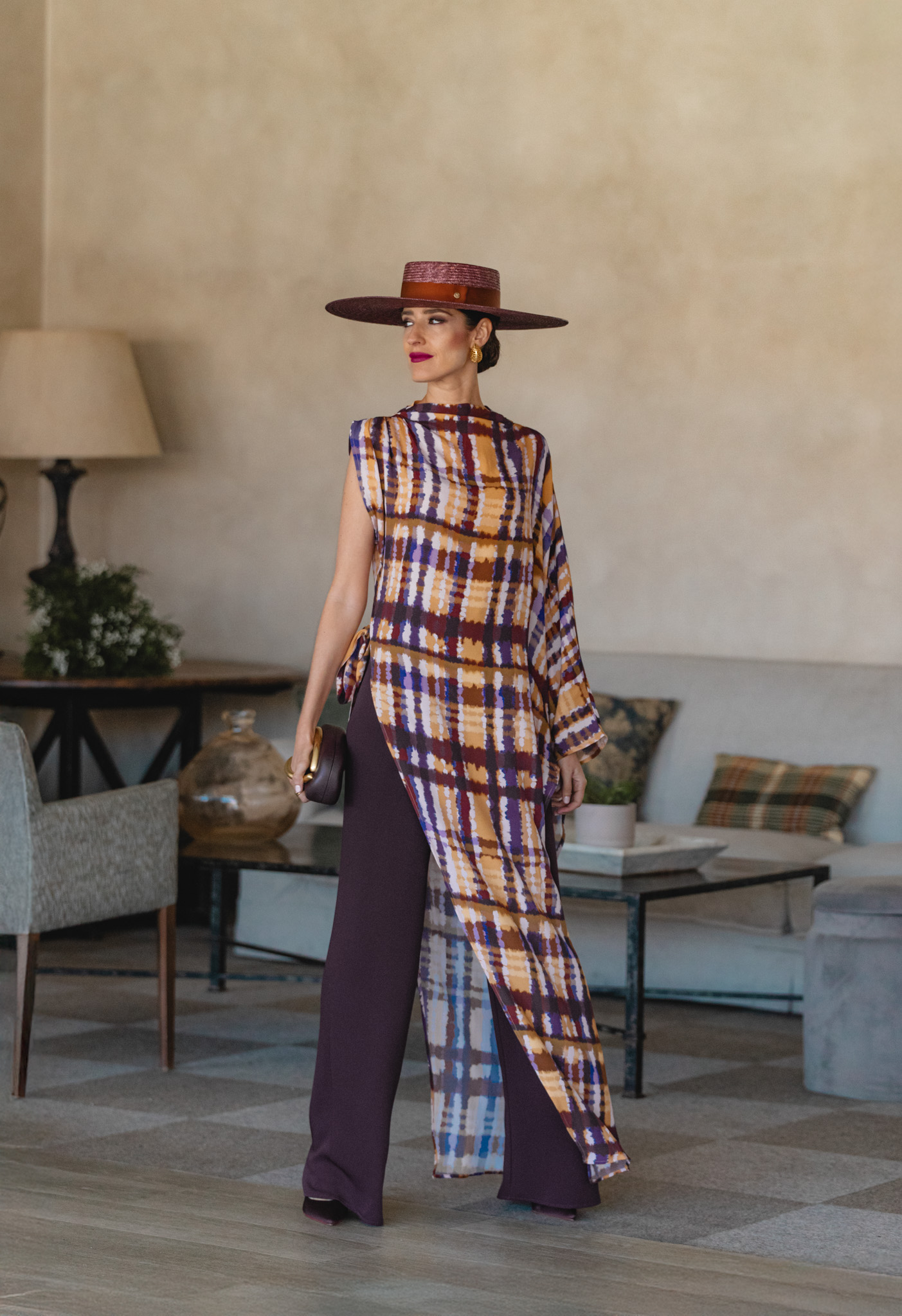 Invitada con conjunto fluido en tonos mostaza, morado y marrón