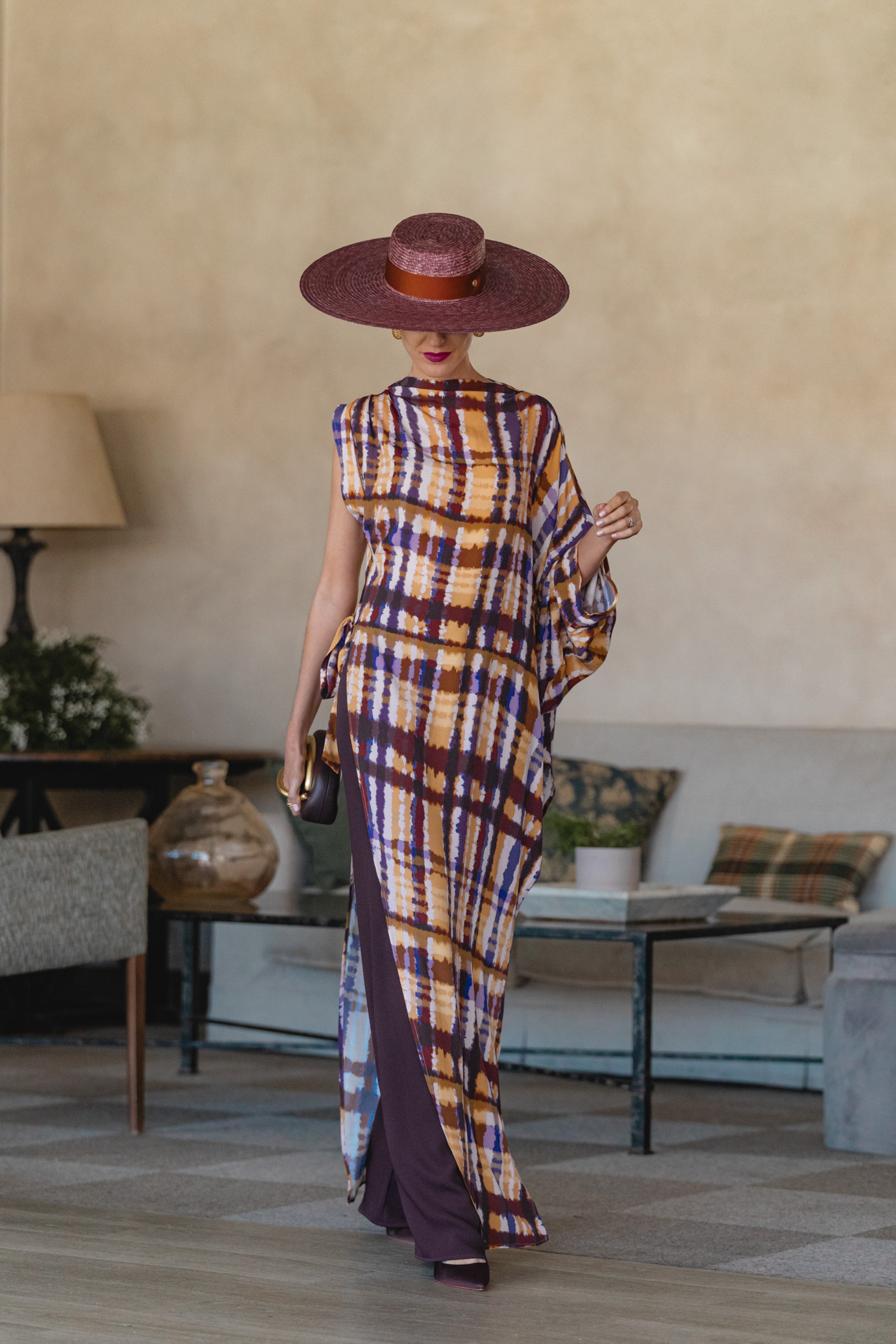 Conjunto de Vogana con túnica estampada y pantalón berenjena en interior elegante