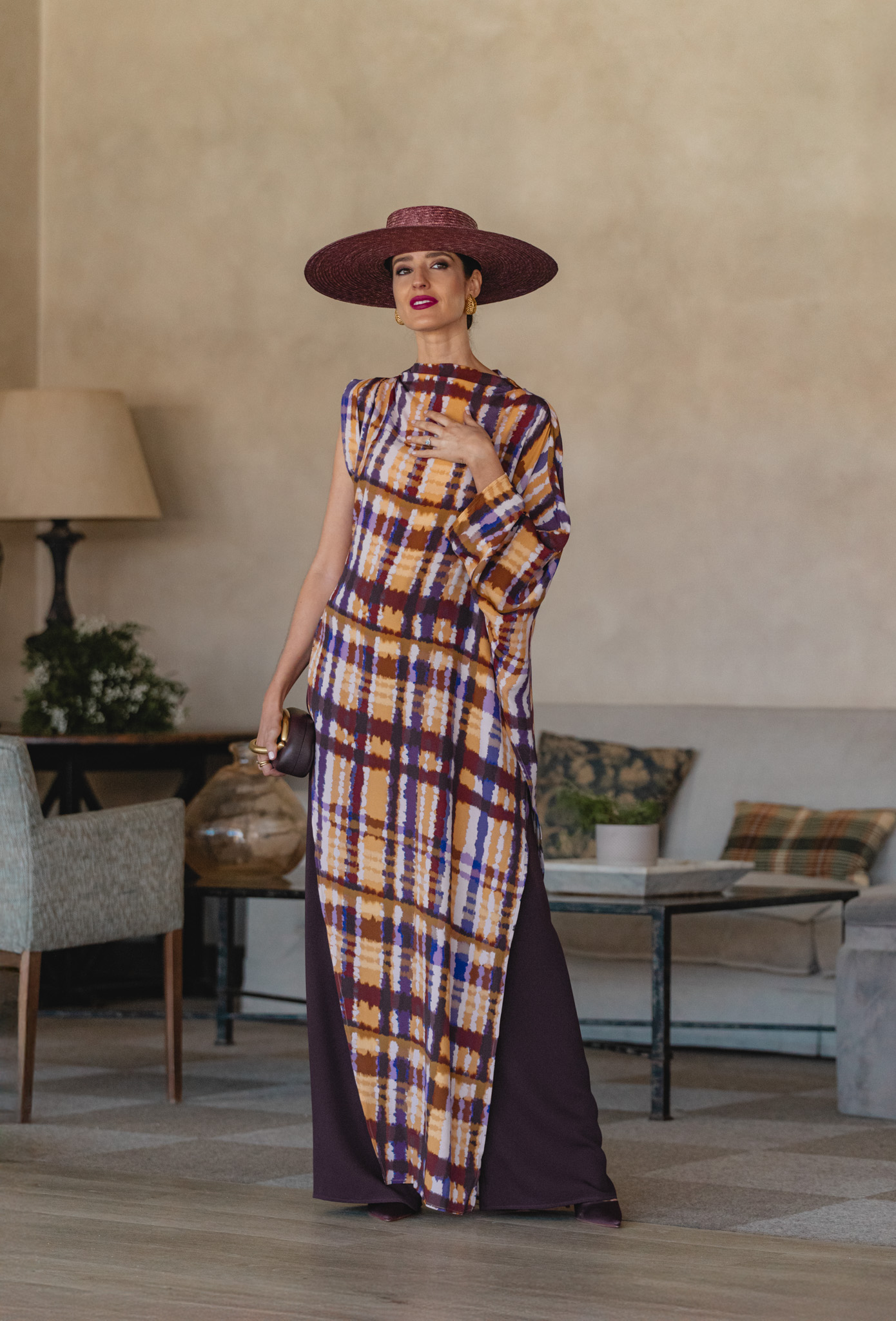 Túnica estampada en tonos cálidos combinada con pantalón ancho