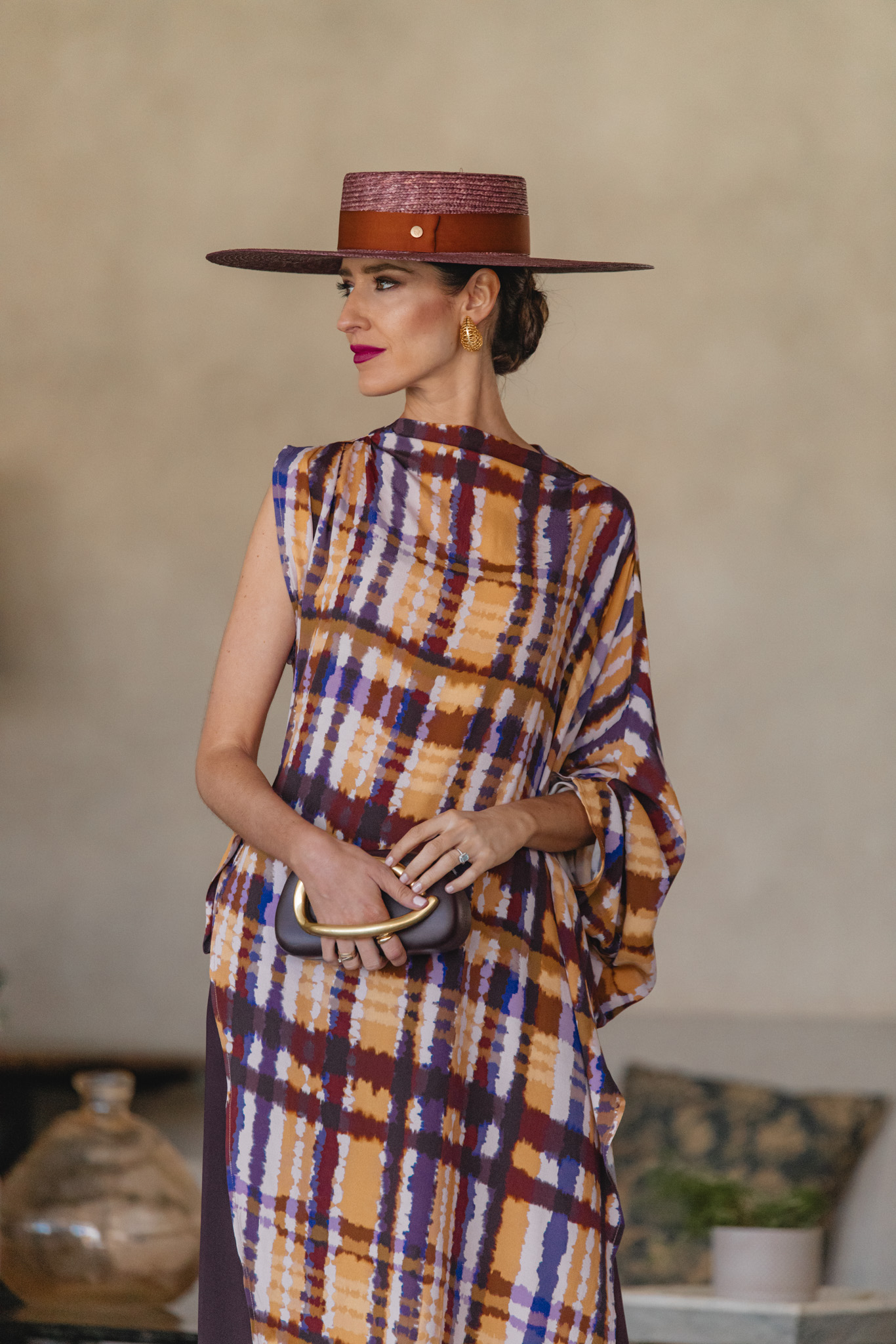 Conjunto de invitada con túnica estampada y clutch burdeos