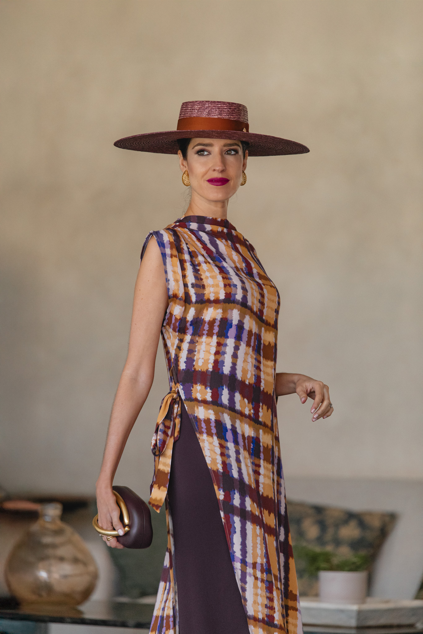 - Conjunto de Vogana con túnica estampada y pamela malva