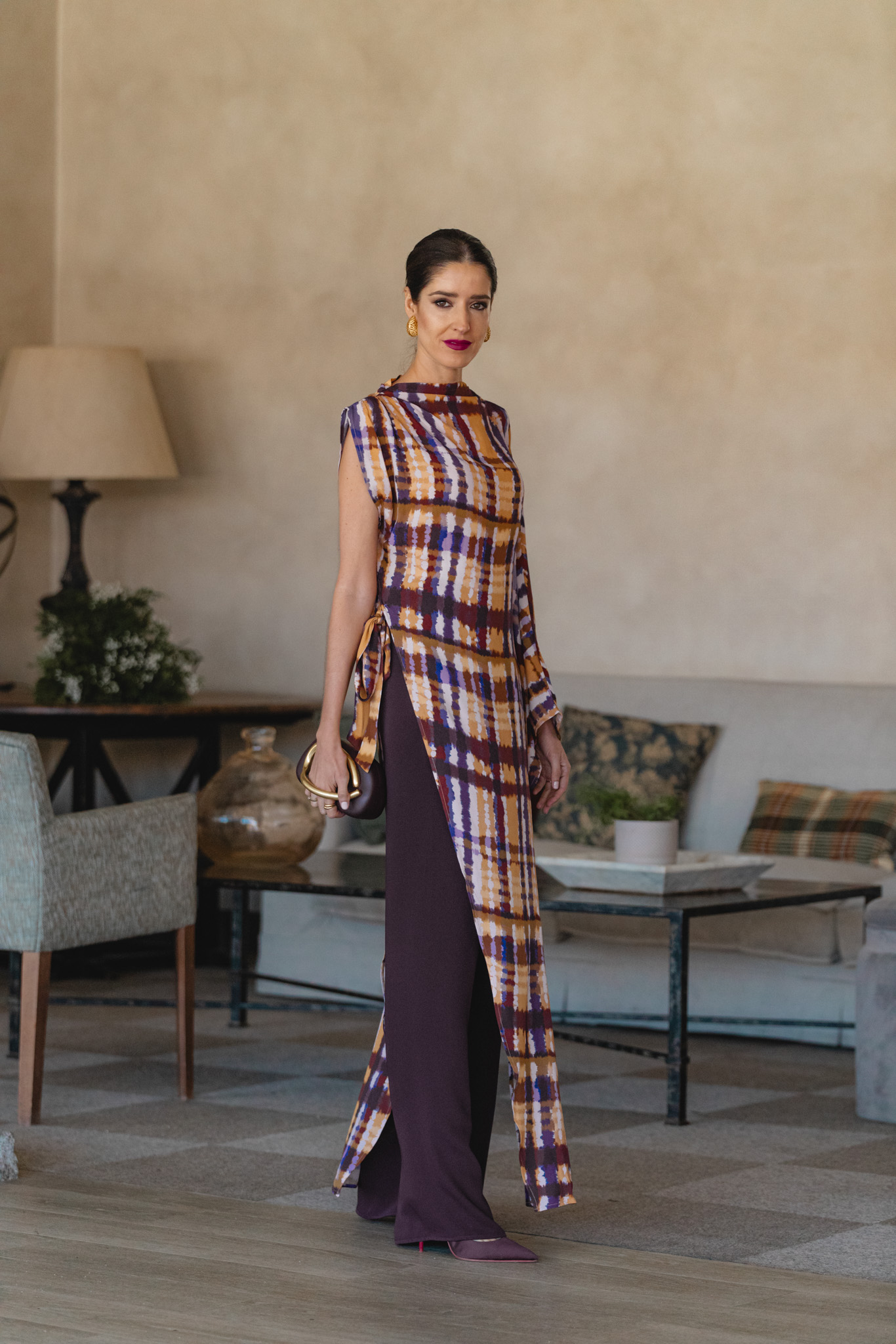 Look cómodo y diferente con túnica colorida y pantalón morado