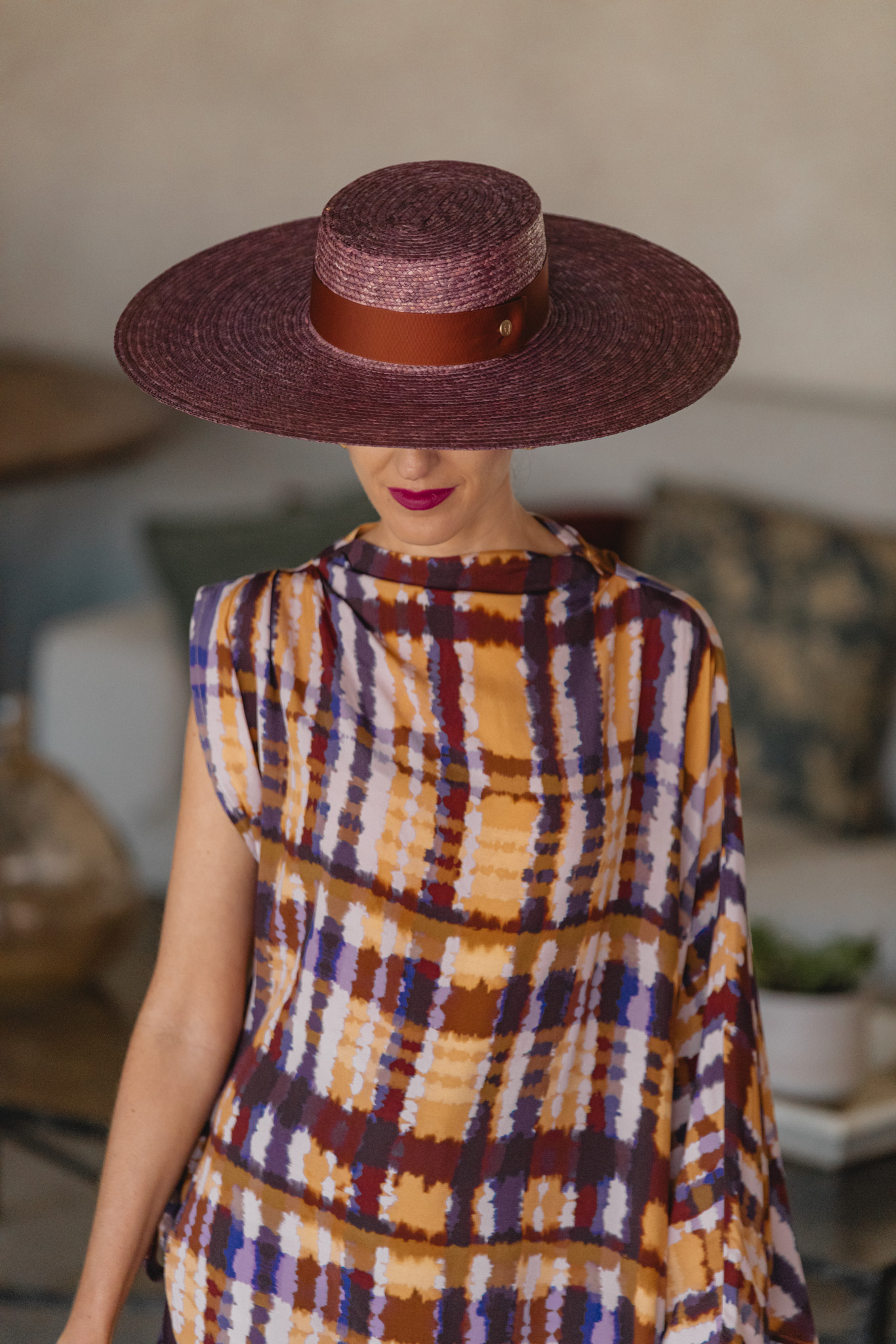 Look estampado con pamela malva y zapatos burdeos