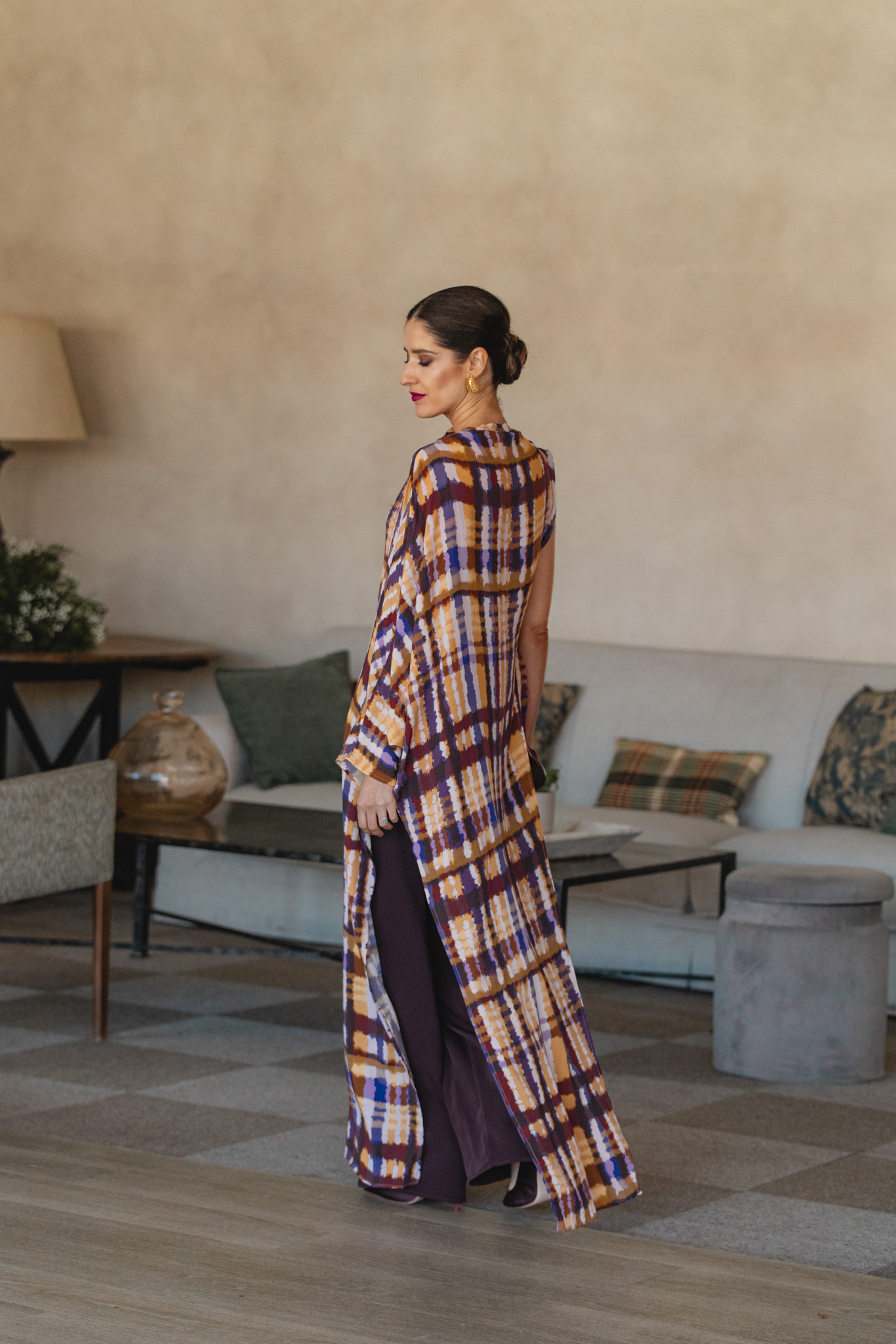 Túnica asimétrica estampada con pantalón ancho y accesorios burdeos