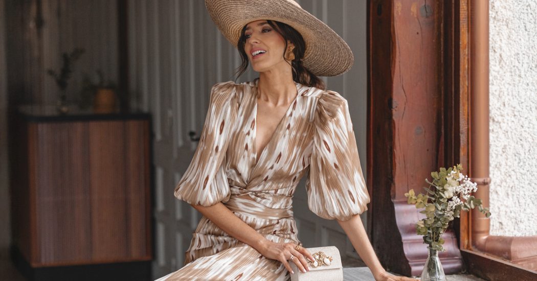 Conjunto de dos piezas con pamela para boda de primavera–verano