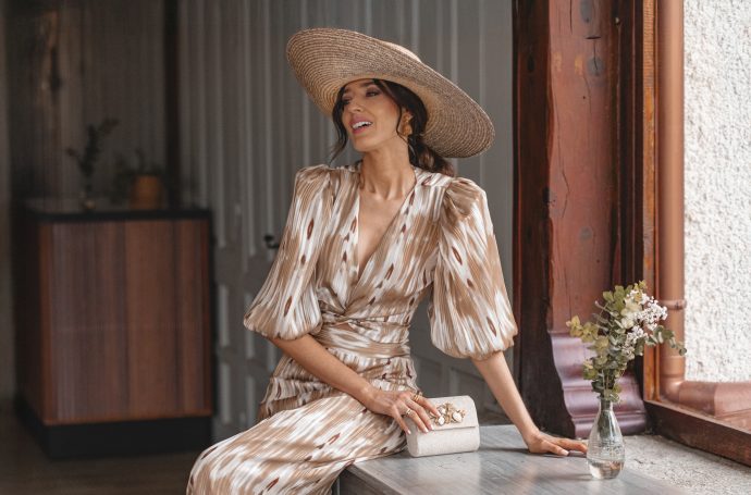 Conjunto de dos piezas con pamela para boda de primavera–verano