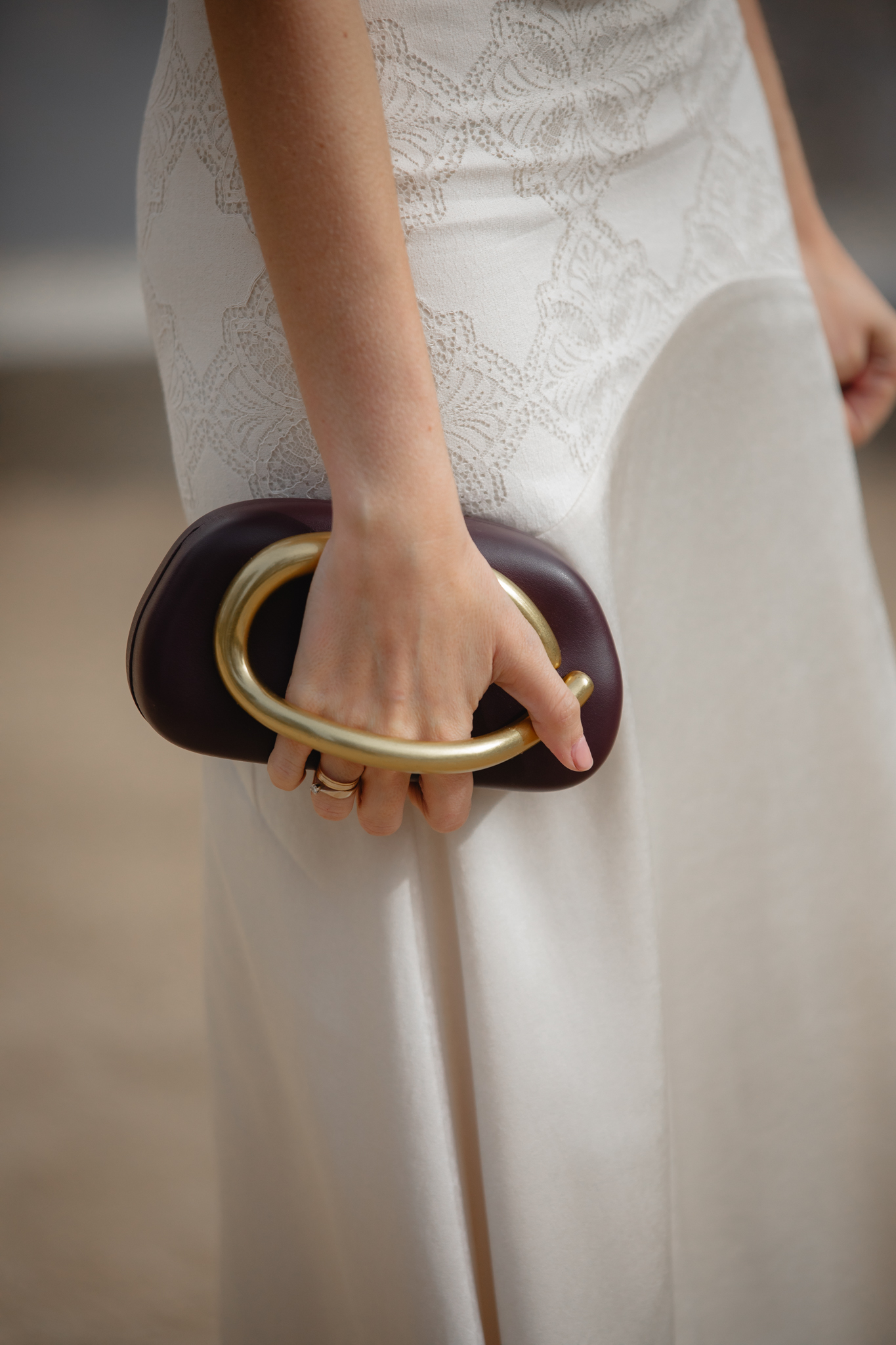 Detalle bolso marrón de Zara para mamá de comunión