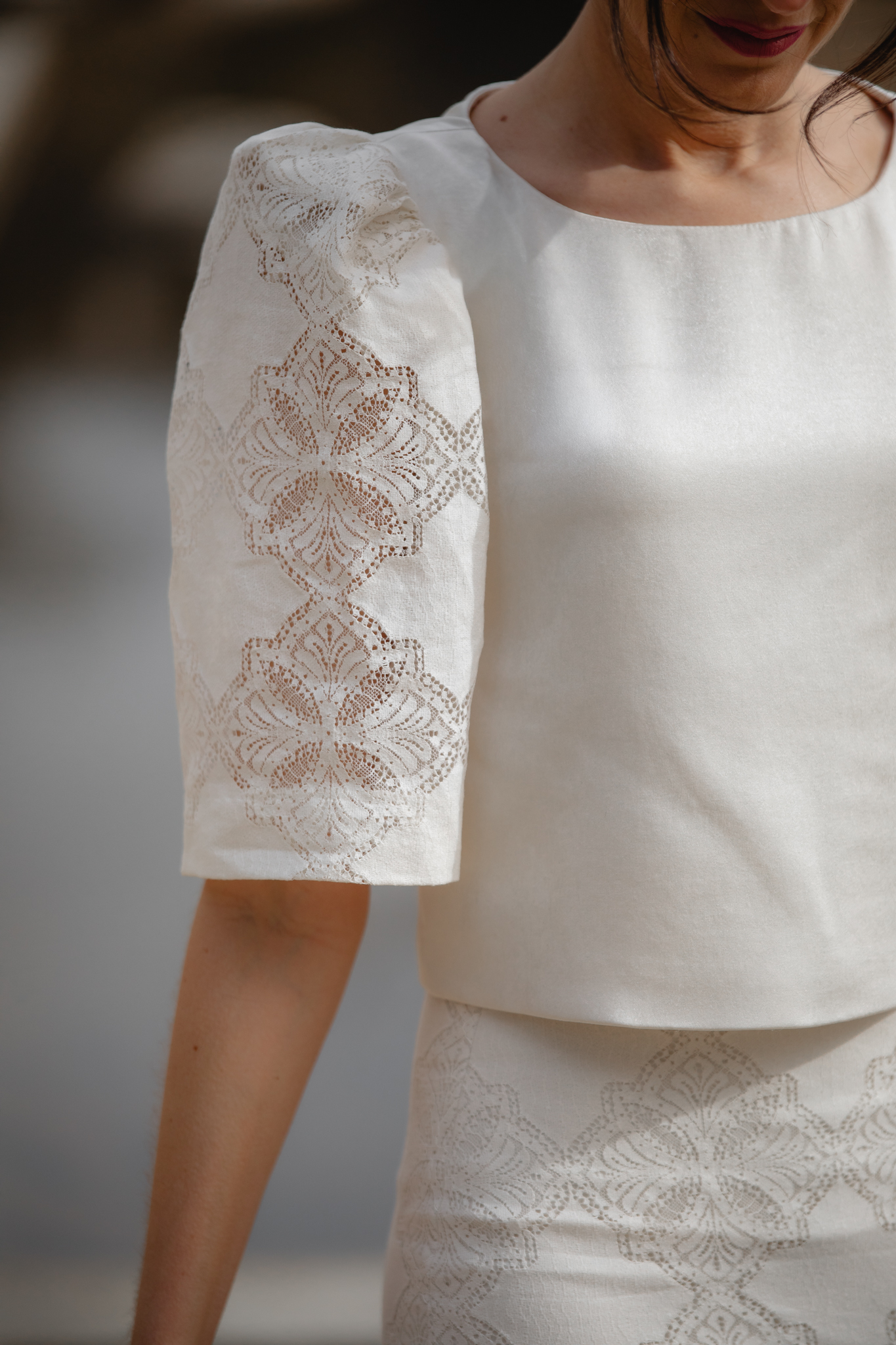 Detalle de las mangas farol con guipur del conjunto marfil de Ysiempremona.
- Falda marfil con guipur y corte a la cadera en look de comunión.
- Conjunto de dos piezas en marfil ideal para lactancia en eventos de día.
- Look de comunión con blusa marfil satinada y clutch marrón chocolate.
- Mamá de comunión con conjunto marfil y zapatos marrones de Magrit.
- Detalle del guipur en mangas y falda del conjunto marfil de Ysiempremona.
- Look elegante en marfil con cinturón marrón para estilizar la silueta.
- Conjunto marfil fluido con crepe satinado y accesorios marrones.
- Blusa marfil con mangas farol y falda con guipur en look de bautizo.
- Mamá de comunión posando con conjunto marfil y clutch marrón.
- Detalle del cinturón marrón combinando con conjunto marfil de invitada.
- Pendientes marrones de Picooteo combinados con conjunto marfil.
- Look romántico en marfil con guipur y complementos marrones.
- Conjunto marfil de dos piezas con caída fluida y guipur delicado.
- Zapatos marrones de Magrit combinados con conjunto marfil para comunión.
- Look de bautizo en marfil con blusa satinada y falda con guipur.
- Conjunto marfil con mangas farol y clutch marrón chocolate.
- Detalle del tejido en crepe satinado del conjunto marfil de Ysiempremona.
- Look elegante en marfil con accesorios marrones para evento de día.
- Falda marfil con guipur y movimiento fluido en look de comunión.
- Blusa marfil con top interior y mangas farol en conjunto de invitada.
- Mamá de comunión con conjunto marfil y peinado relajado en exterior.
- Conjunto marfil romántico con guipur y complementos marrones tendencia.
Si quieres, puedo asignarte qué alt text corresponde mejor a cada foto según el orden en el que las subas para que quede perfecto en tu galería. ¿Quieres que te los numere según tu selección?