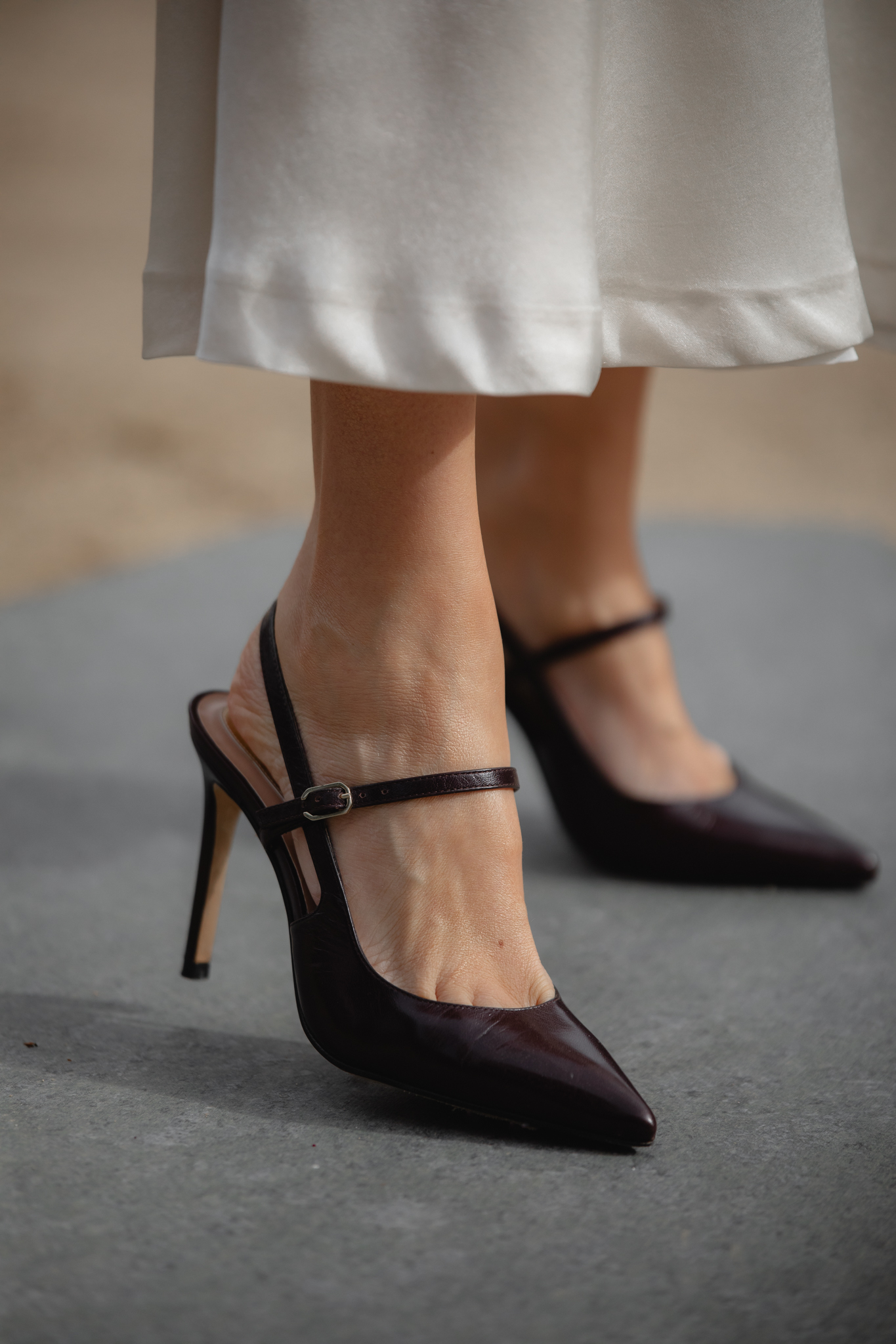 Zapatos marrones de Magrit combinados con conjunto marfil para comunión