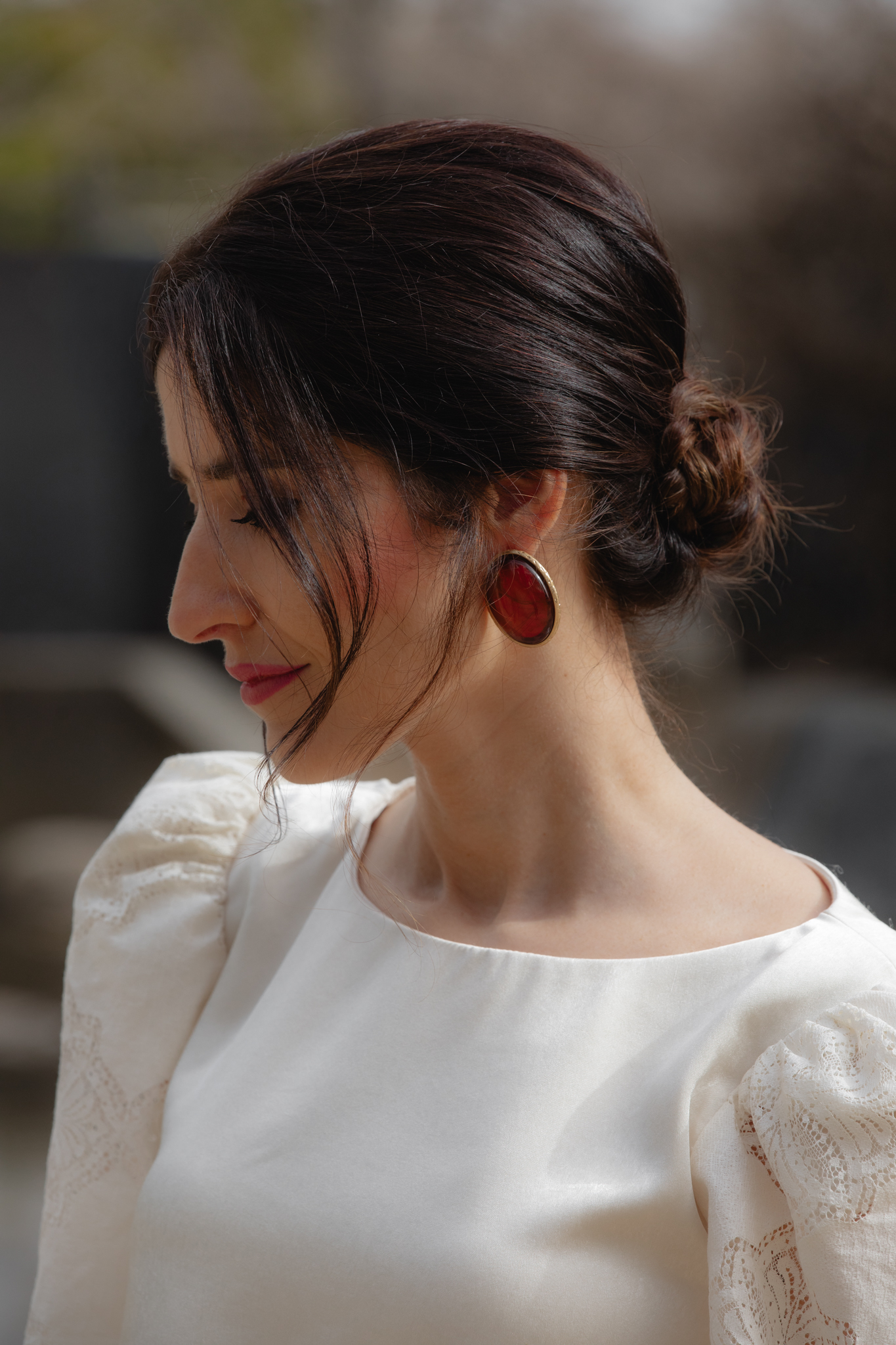 Pendientes marrones de Picooteo combinados con conjunto marfil