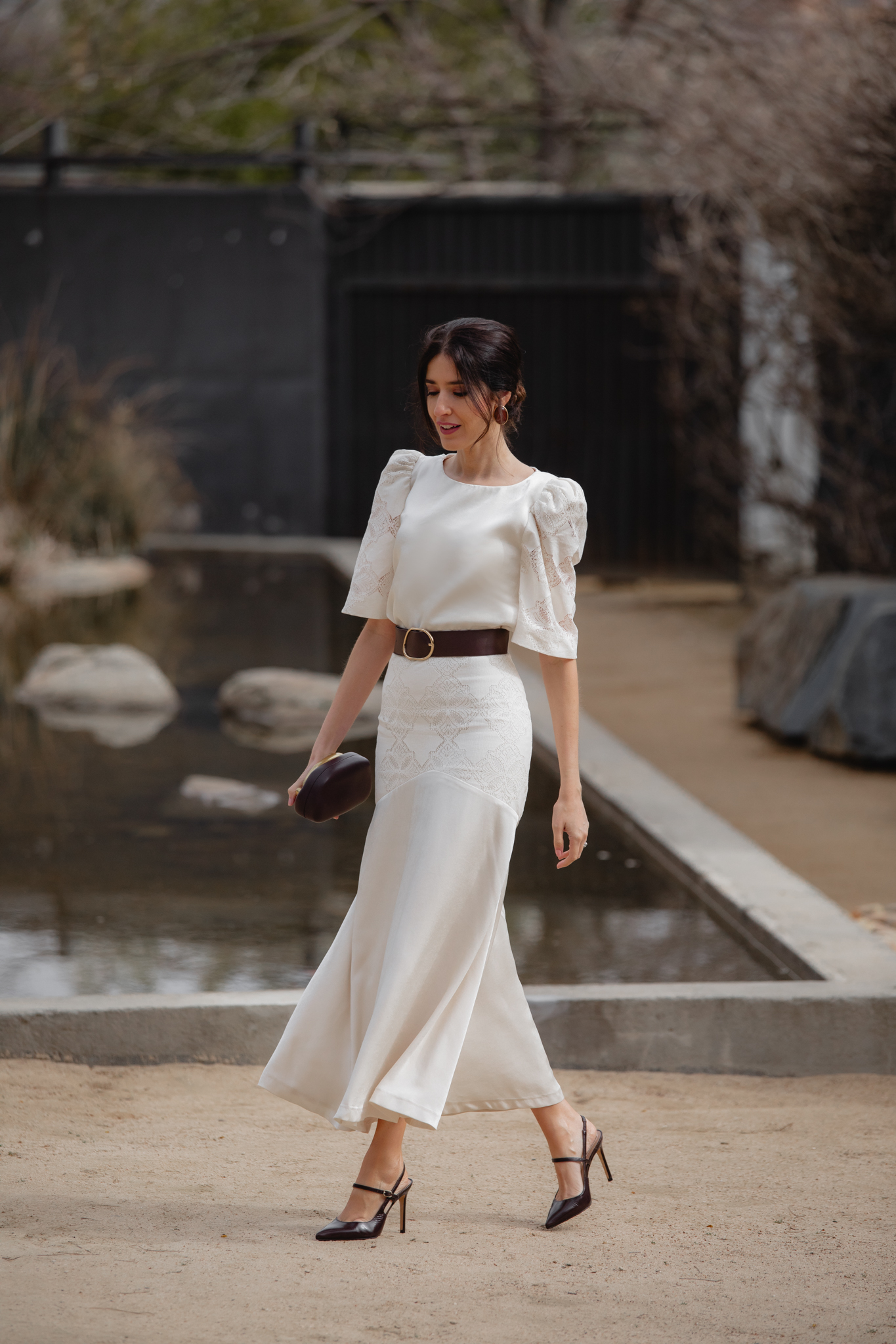 Look elegante en marfil con accesorios marrones para evento de día