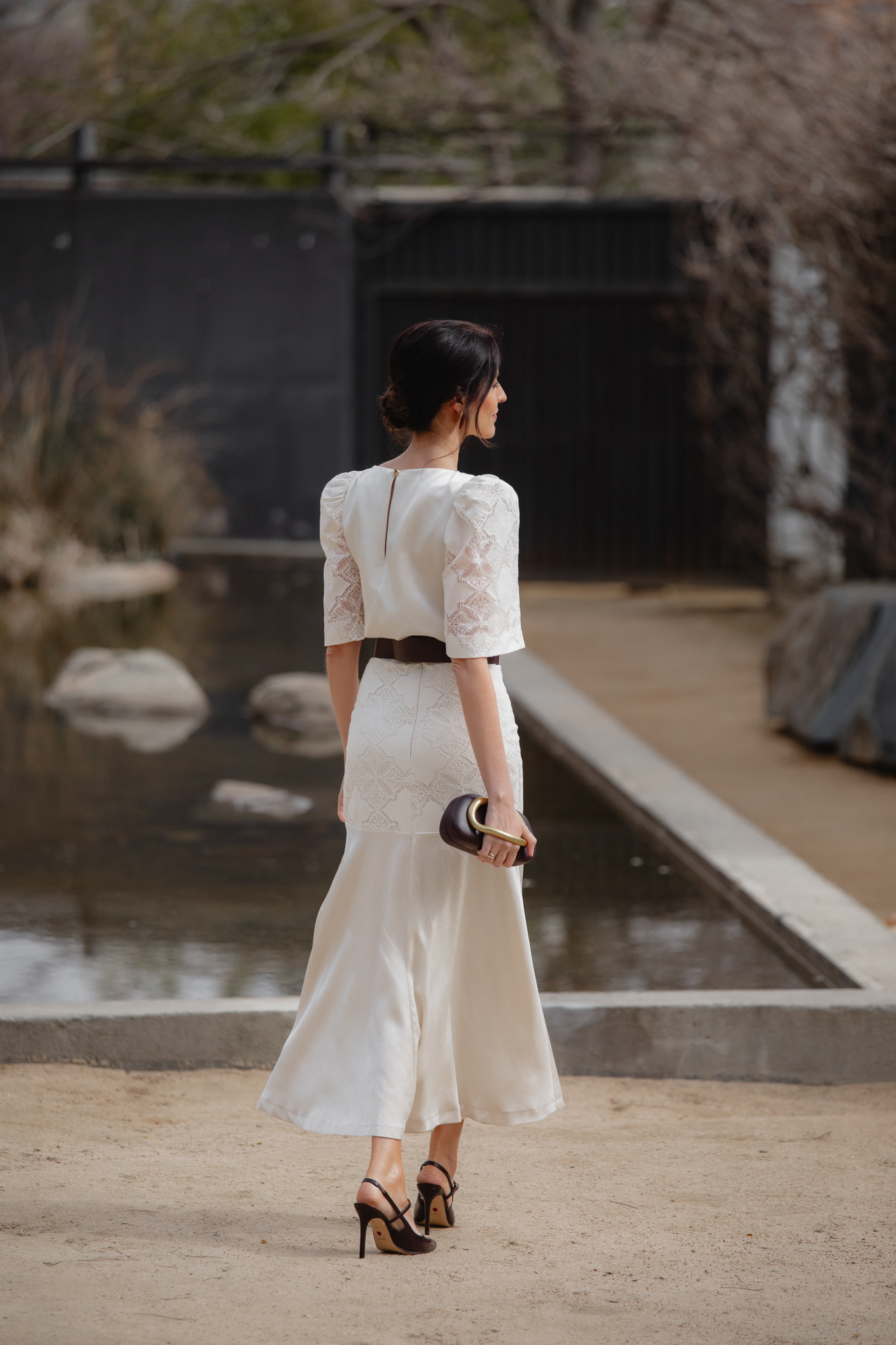 Mamá de comunión con conjunto marfil y peinado relajado en exterior