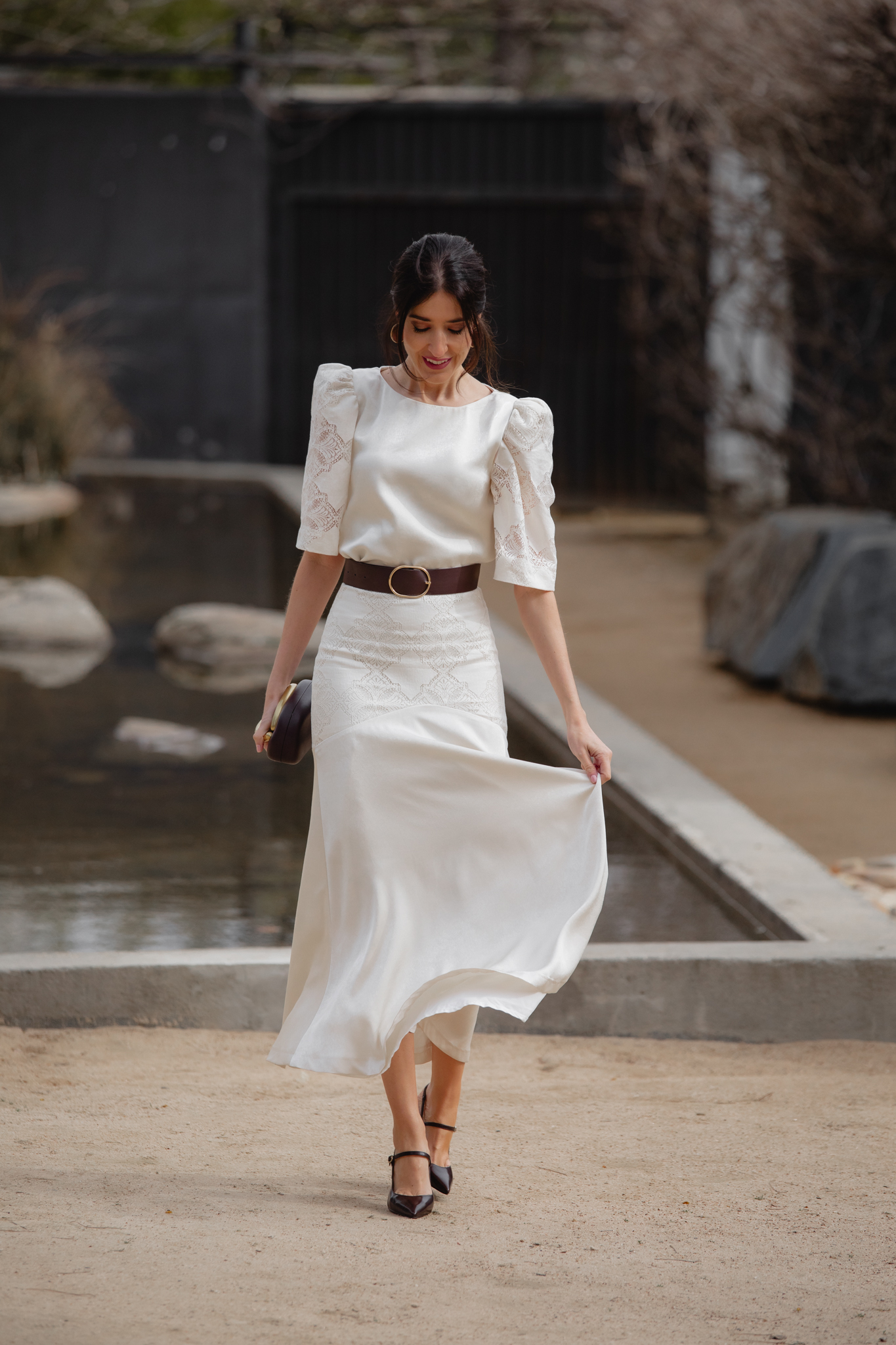 Falda marfil con guipur y movimiento fluido en look de comunión