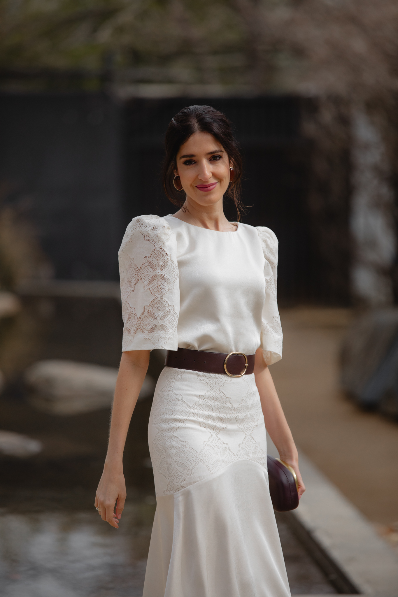 Blusa marfil con mangas farol y falda con guipur en look de bautizo