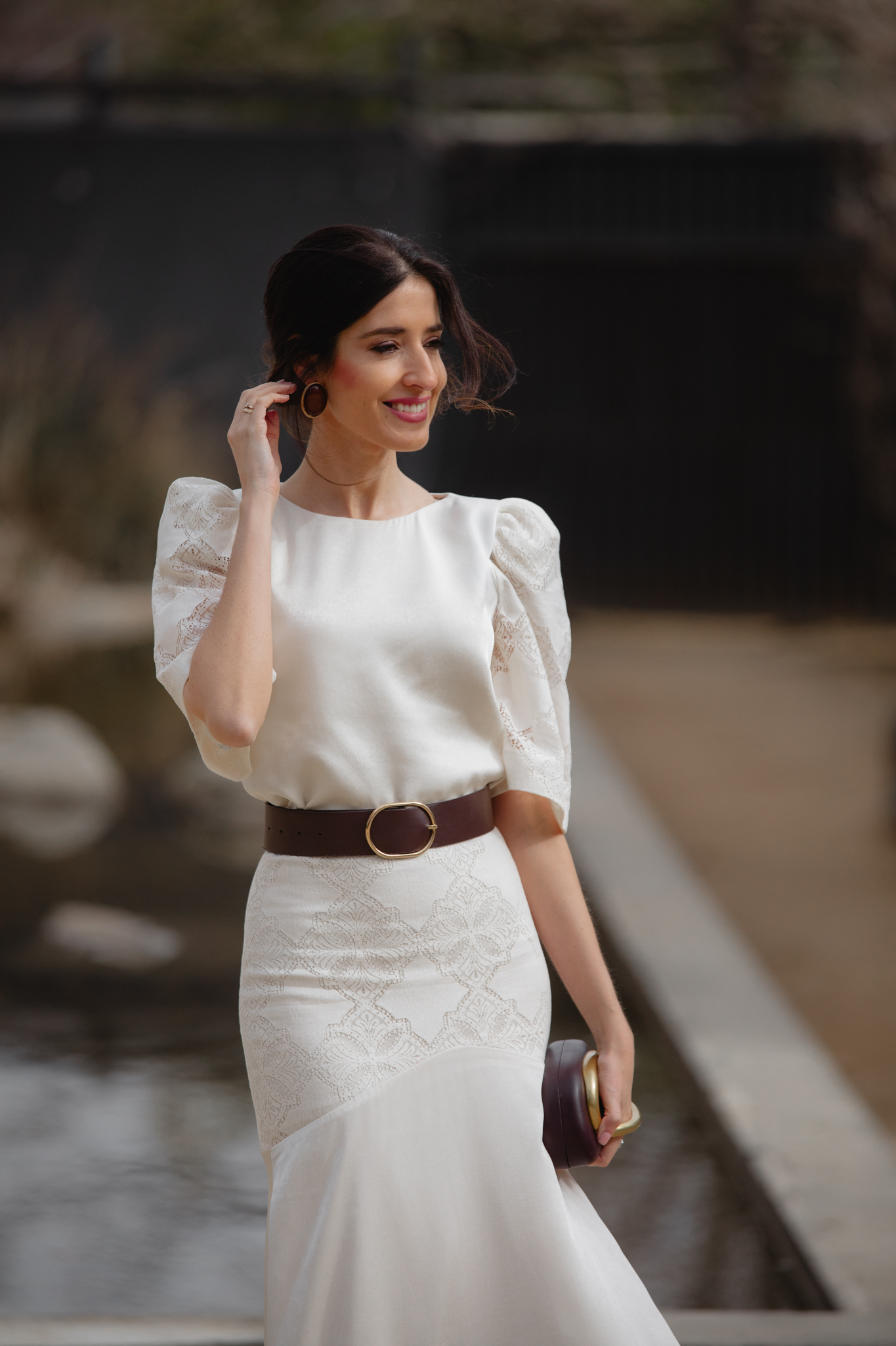 Look de bautizo en marfil con blusa satinada y falda con guipur