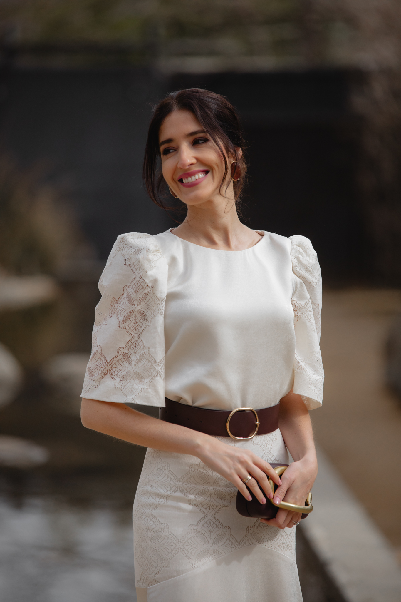 Blusa marfil con top interior y mangas farol en conjunto de invitada.