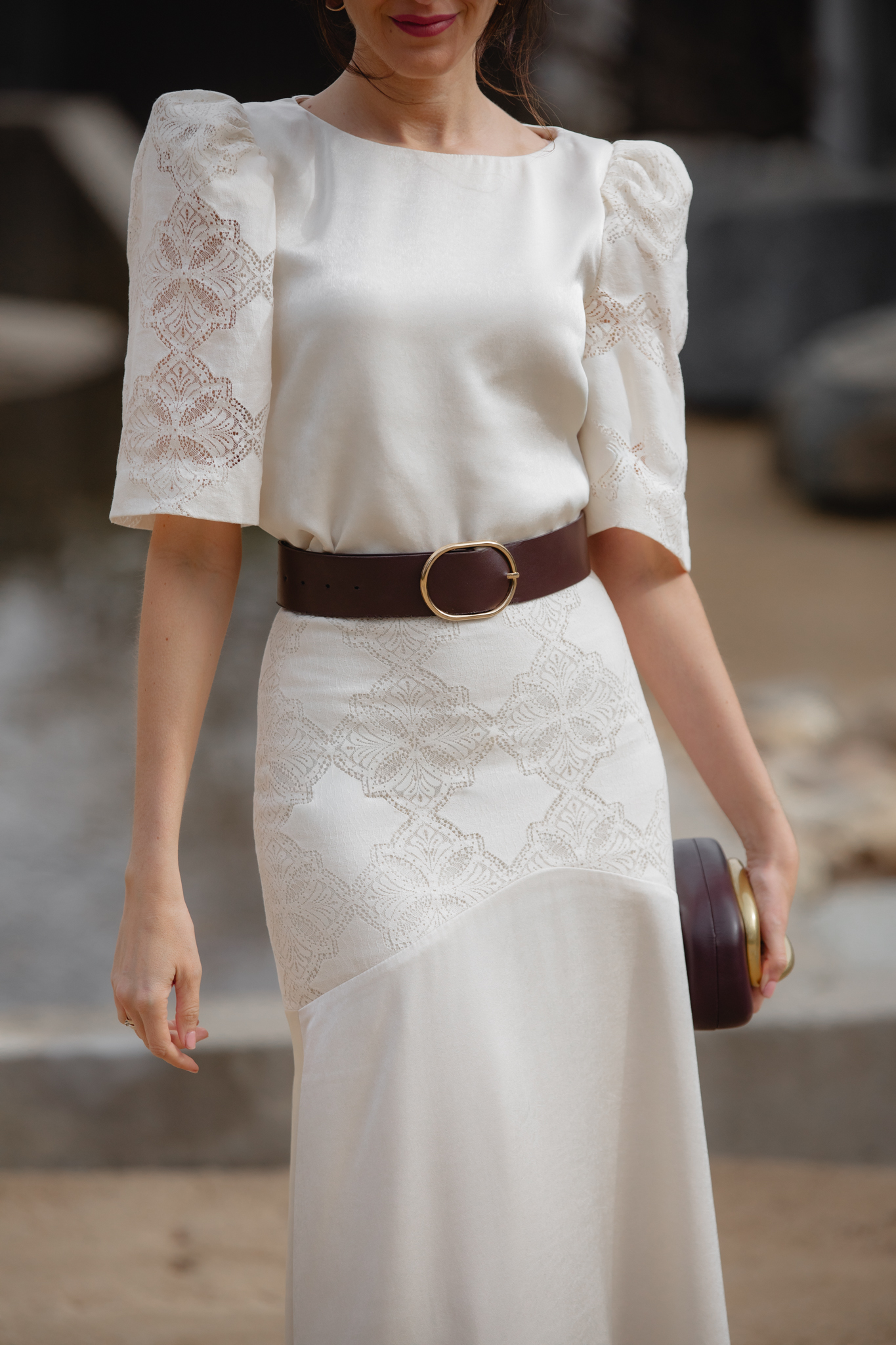 Detalle del cinturón marrón combinando con conjunto marfil de invitada